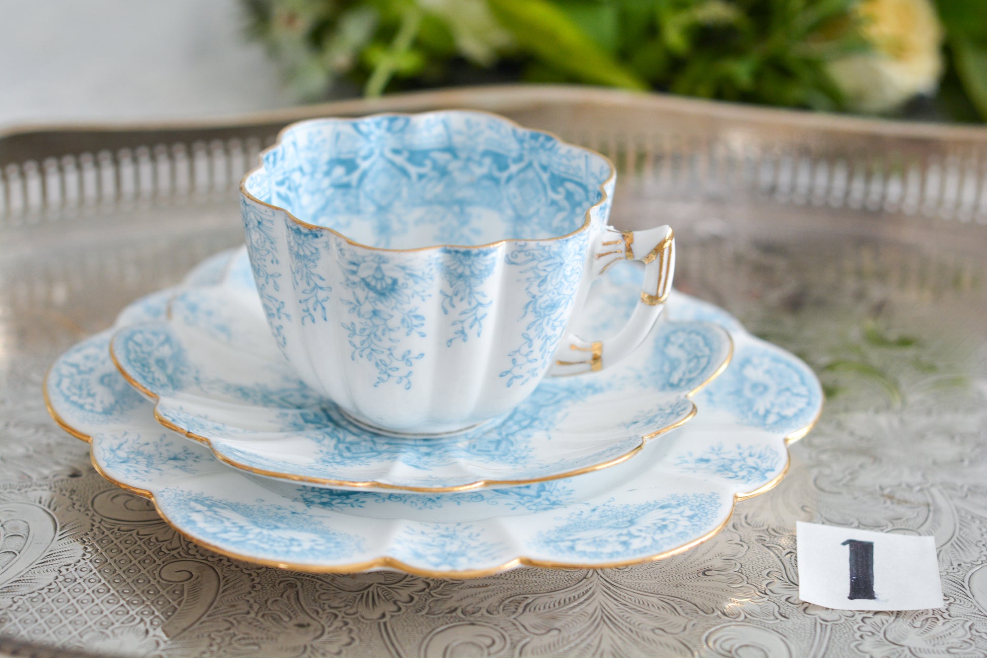 シェリーの前身、ワイルマンのパラダイスパターン貴重なティートリオです。このパラダイスパターンは、1890年に発表されたもので、ターコイズブルーの繊細な模様が大変美しいお品です。シェイプはデイジーシェイプと言われるシェイプで、美しい形にカップのハンドルも大変凝った作りになっています。探すのがとても困難なパラダイスパターンでぜひティータイムをお楽しみください。  こちらは①と②で状態が異なるため、コンディションをご確認いただき①〜②からお選びください。お揃いのプレートとミルクジャグも別で掲載しています。