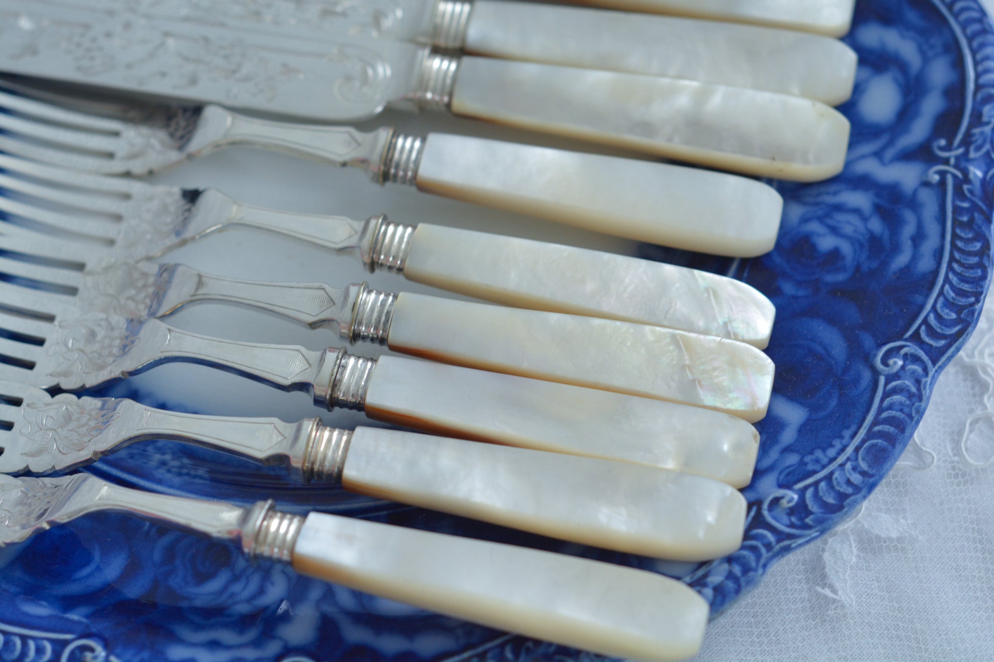 英国の人気メーカー、マッピン&ウェブの白蝶貝カトラリー。ティータイムにぴったりな丸刃のデザート(フルーツ)カトラリーです。豪華な彫刻が施されたカトラリーで、ハンドルも白蝶貝がたっぷり使われています。ハンドルは丸みがあるものが多いですが、こちらは角があるタイプでおしゃれです。白蝶貝の輝きもお楽しみいただけます。