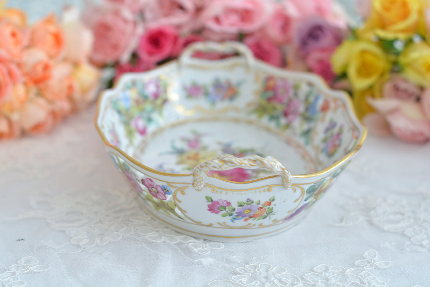 ドイツドレスデン、カール・ティーメ工房のバスケット。透かし模様にハンドペイントで花々が絵付けされていて大変豪華なお品です。持ち手もロープハンドルで凝った作りなのがさすがカール・ティーメ。ドレスデンの磁器は通常、素磁は仕入れて絵付のみを行っていますが、カール・ティーメ工房だけは素磁も自社で製造しています。ハンドペイントの技術も素晴らしく、とにかく美しい。こちらのバスケットも上から見ても横から見ても華やかで美しいバスケットとなっております。