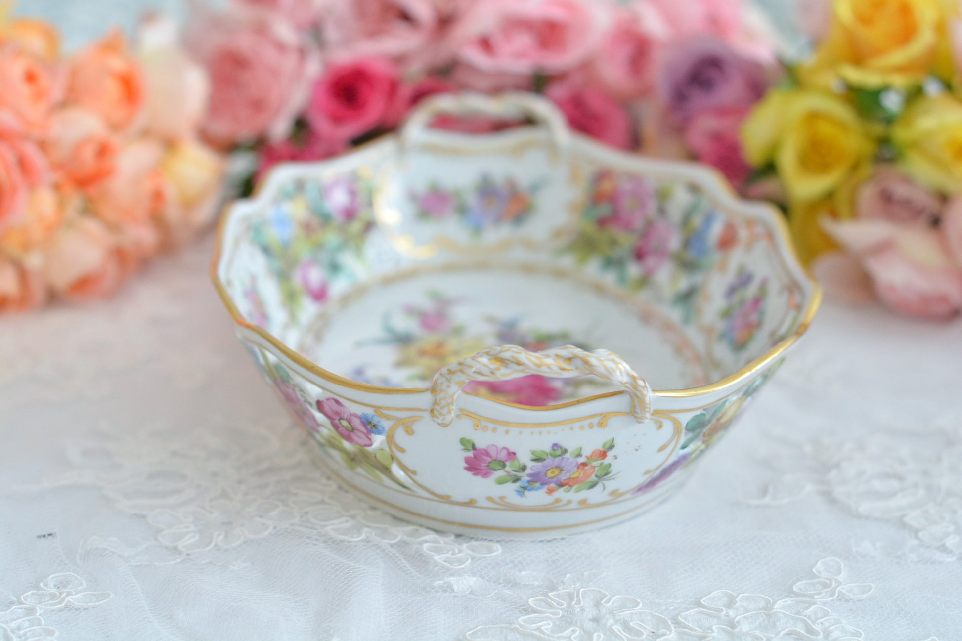 ドイツドレスデン、カール・ティーメ工房のバスケット。透かし模様にハンドペイントで花々が絵付けされていて大変豪華なお品です。持ち手もロープハンドルで凝った作りなのがさすがカール・ティーメ。ドレスデンの磁器は通常、素磁は仕入れて絵付のみを行っていますが、カール・ティーメ工房だけは素磁も自社で製造しています。ハンドペイントの技術も素晴らしく、とにかく美しい。こちらのバスケットも上から見ても横から見ても華やかで美しいバスケットとなっております。