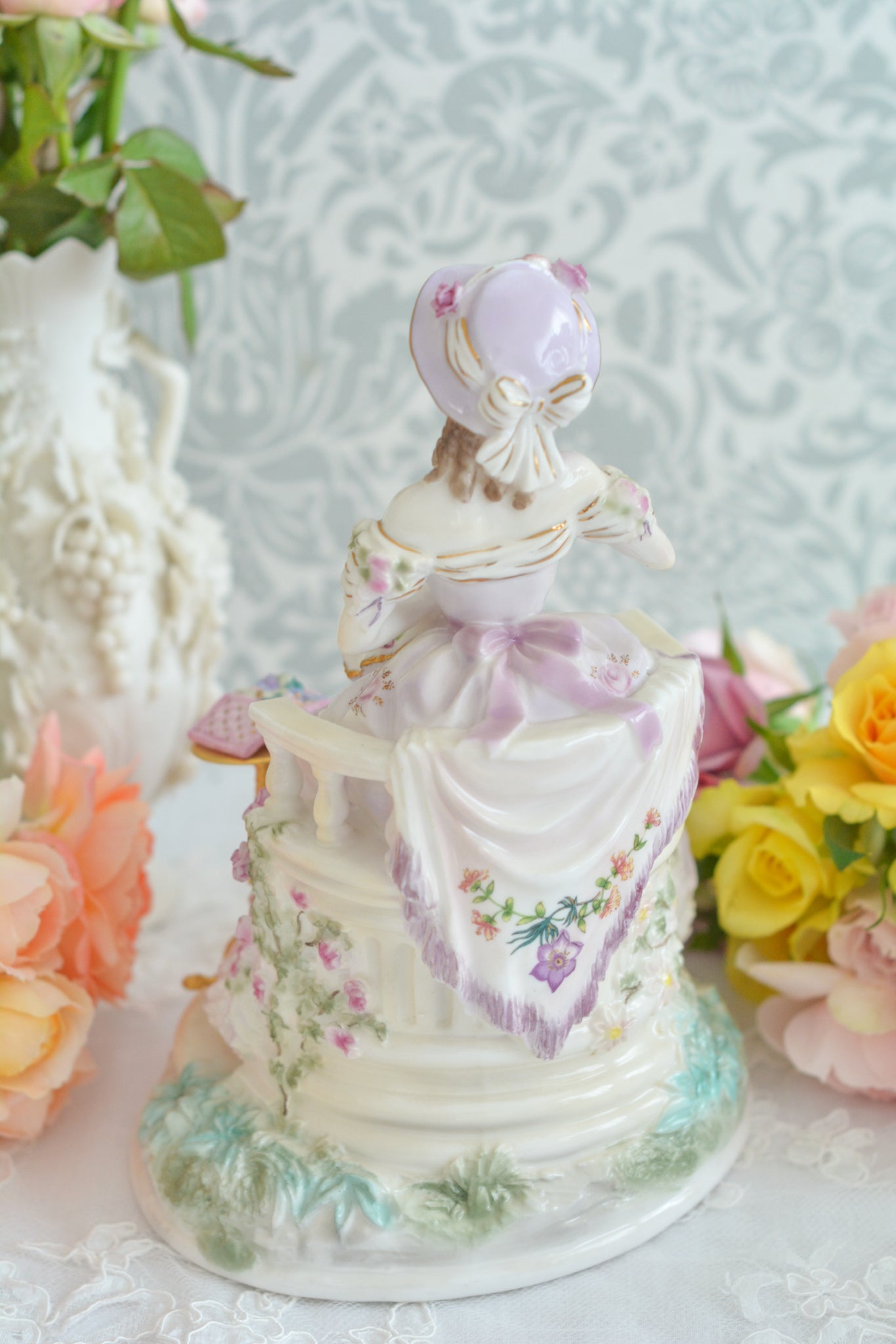 ロイヤルウースターの「AGE  OF CORTSHIP」シリーズの「EMBROIDERY」というフィギュリン。名前の通り、刺繍をしている貴婦人のフィギュリンで2500体しか製造されていない貴重なフィギュリンです。とても凝った作りで、椅子に座っている刺繍をしている貴婦人のドレスはもちろん、刺繍台、椅子もとても美しい作りになっています。そして、なんと、刺繍糸まで再現されている徹底ぶり!探すのがとても困難なフィギュリンなのも納得です。可愛らしい証明書付きです。