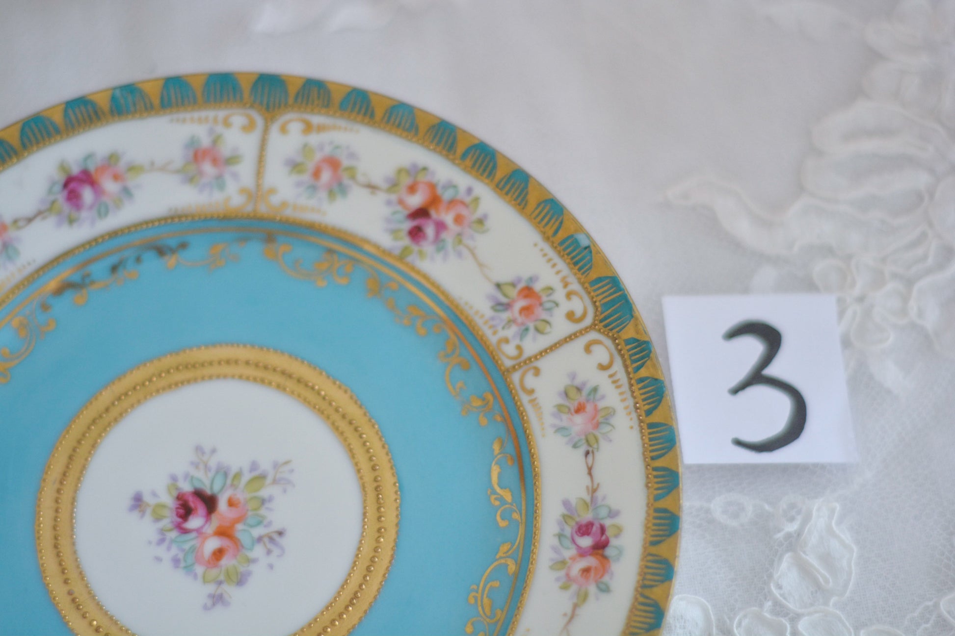 L&COという日本のメーカーのアンティーク里帰り品です。美しいターコイズブルーに金盛りの金彩、ハンドペイントで描かれた可憐なバラが上品なお品。1800年代後半頃からノリタケをはじめ日本からたくさんのメーカーが英国やアメリカに陶磁器を輸出していました。L&COは英国の老舗デパートリバティで販売されていたと言われています。キラキラしたティーセットがデパートに並べられている風景は、当時の人々の目と心を楽しませていたことでしょう。オールドニッポンの美しいティーカップでティータイムをお楽しみください。