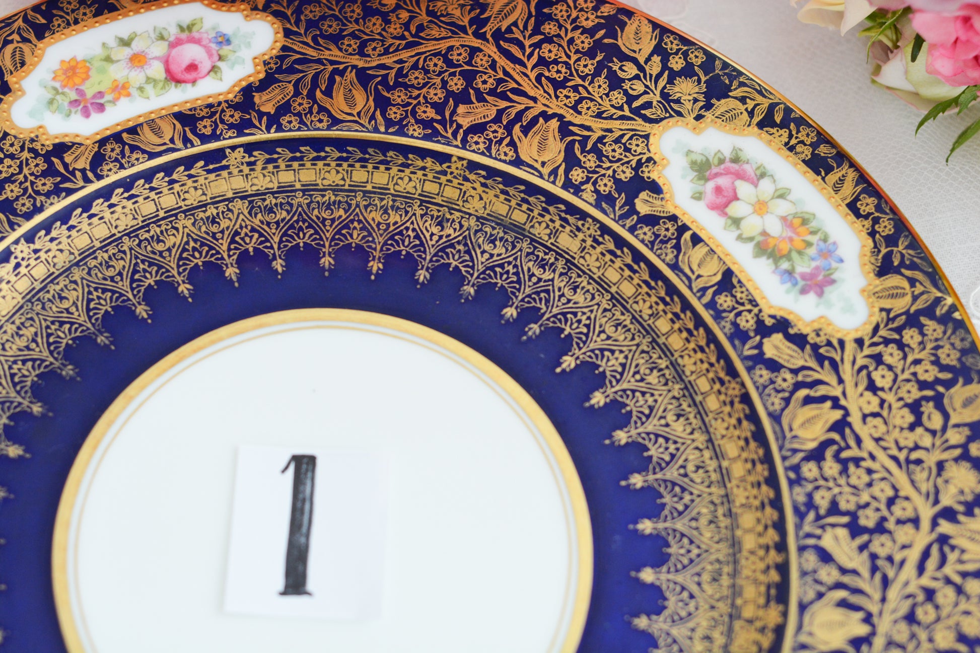 ジョージ・ジョーンズ・クレッセントの大変豪華なプレートがやってきました。コバルトブルーに金彩の繊細で美しい模様が印象的です。テーブルの華になりますね。豪華だけれど、クレッセントらしい優しげな雰囲気も持ち合わせています。ディナープレートとしてはもちろん、サービングプレートとしてもお使いいただけます。テーブルコーディネートの主役に、アクセントにぜひお楽しみくださいませ。こちらは全部で2枚在庫がございます。