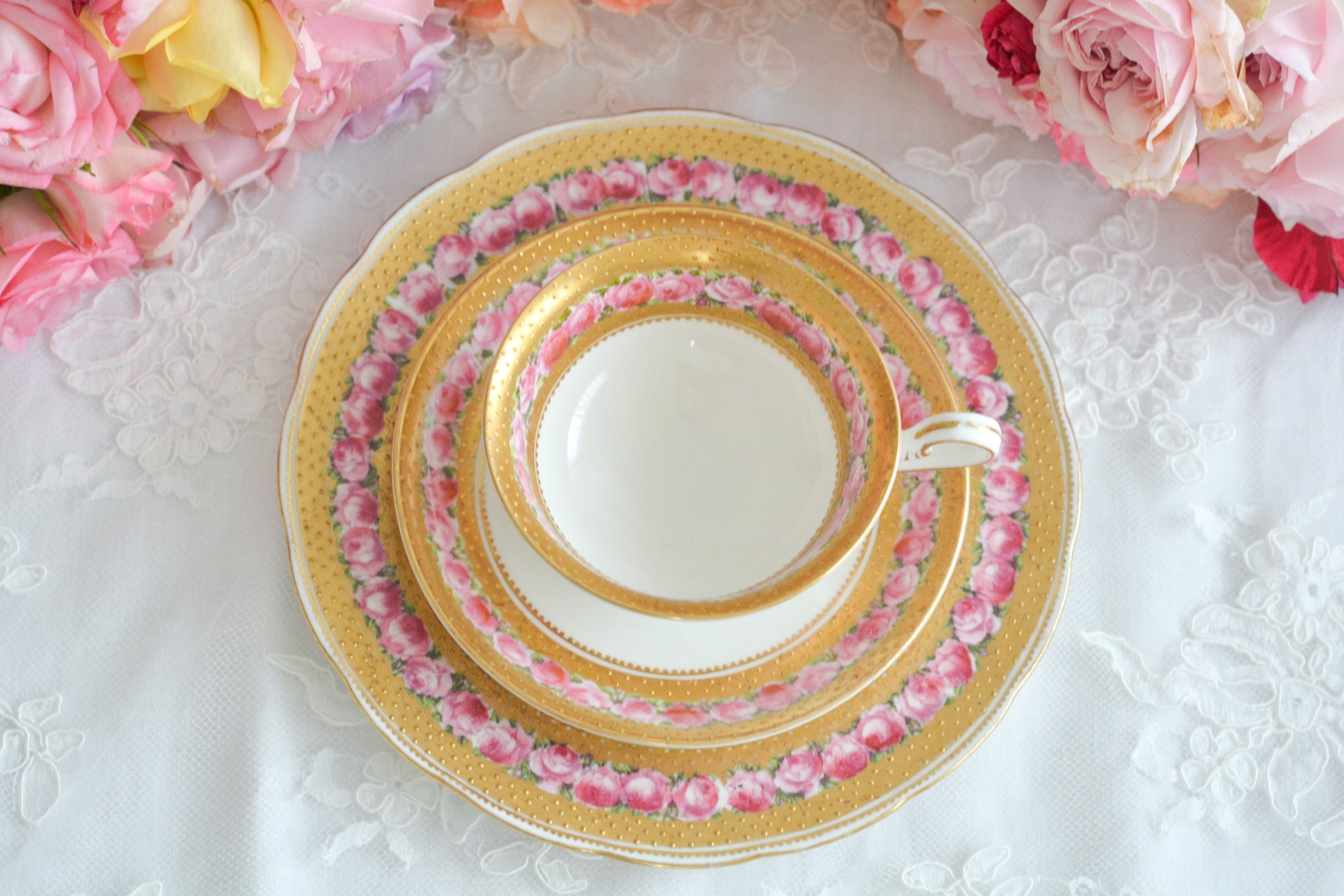 ジョージ・ジョーンズ・クレッセントのとても可憐なティートリオです。立体的なドットが豪華な金彩に可憐なバラが描かれたとても美しいお品です。ジョージ・ジョーンズ・クレッセントは華やかで可愛らしい雰囲気の作品をたくさん作ったメーカーです。クレッセントの可憐な世界観のファンの方も多いです。私もその一人。乙女心をくすぐられて、つい集めたくなってしまうそんな魅力があります。