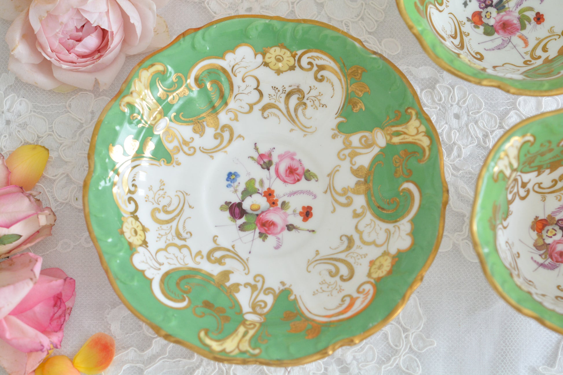 ダベンポートのロココリバイバルの優美なシェイプがとっても華やかで美しいトゥルートリオです。ダベンポート窯は1794年に創業し優れた磁器をたくさん製造していましたが、残念ながら1887年に廃業してしまいます。ハンドペイントの技術もとても優れていて美しい作品を残しています。トゥルートリオは、ティーカップ、コーヒーカップ、ソーサーのセットで、紅茶もコーヒーもどちらも楽しめるセットです。1800年代中頃まではトリオといえばこちらのtフルートリオが主流でした。ダベンポートらしい、美しい花々と優美なシェイプの心躍るカップです。