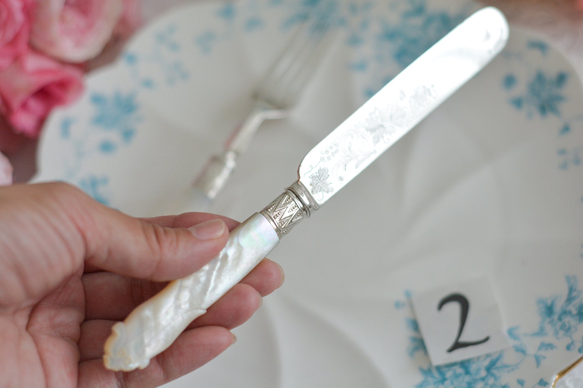 白蝶貝ハンドルと人気の丸刃のカトラリー。こちらは白蝶貝にも手彫りで模様が彫られています。シルバープレートのブレードに少しスレが見られます(状態を考慮した価格になっております)が、白蝶貝の優しい輝きと繊細な模様がとても美しいお品です。こちらは1組(フォークとナイフ2本セット)からご購入いただけます。①〜③からお選びください。