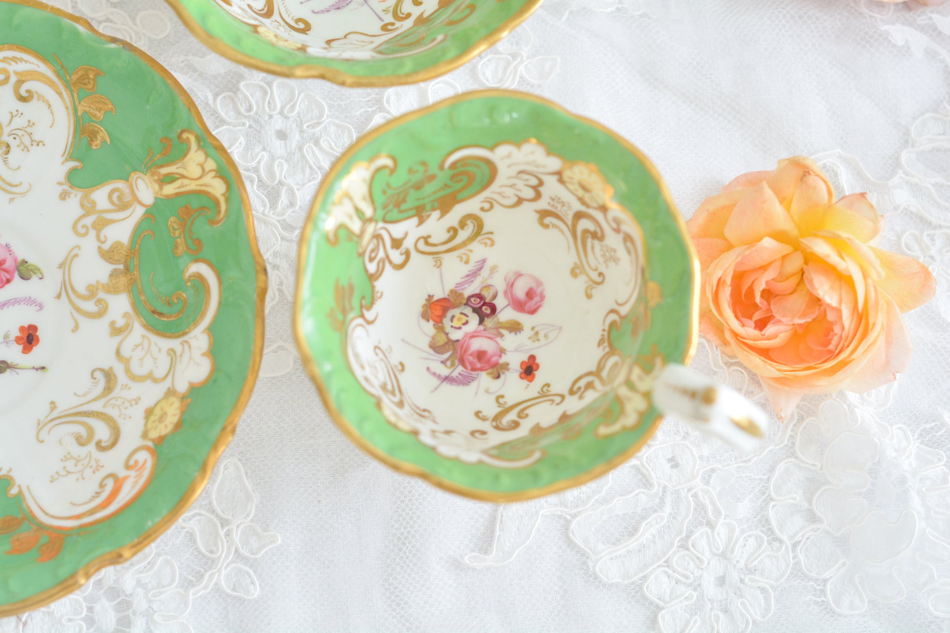 ダベンポートのロココリバイバルの優美なシェイプがとっても華やかで美しいトゥルートリオです。ダベンポート窯は1794年に創業し優れた磁器をたくさん製造していましたが、残念ながら1887年に廃業してしまいます。ハンドペイントの技術もとても優れていて美しい作品を残しています。トゥルートリオは、ティーカップ、コーヒーカップ、ソーサーのセットで、紅茶もコーヒーもどちらも楽しめるセットです。1800年代中頃まではトリオといえばこちらのtフルートリオが主流でした。ダベンポートらしい、美しい花々と優美なシェイプの心躍るカップです。