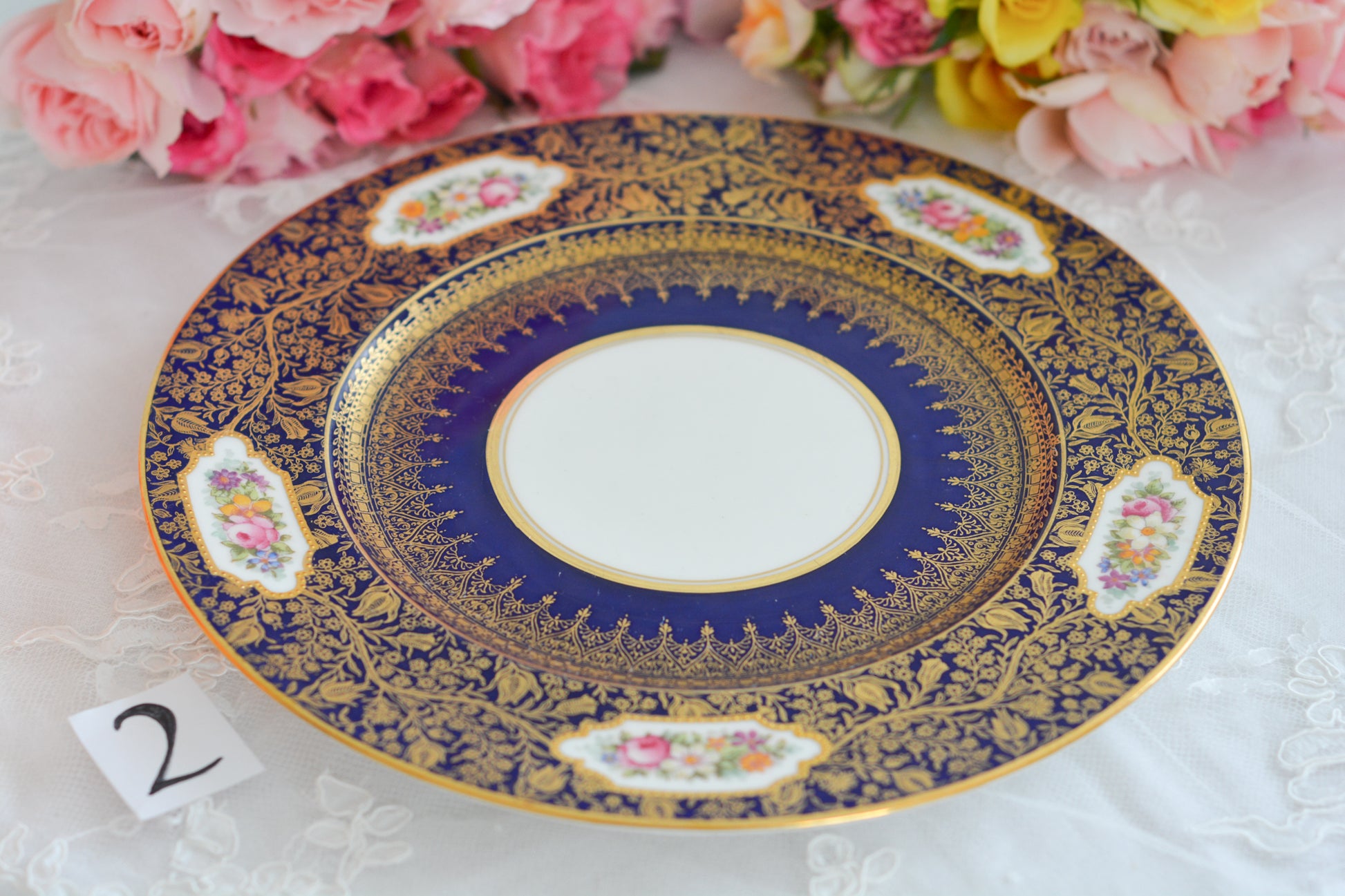 ジョージ・ジョーンズ・クレッセントの大変豪華なプレートがやってきました。コバルトブルーに金彩の繊細で美しい模様が印象的です。テーブルの華になりますね。豪華だけれど、クレッセントらしい優しげな雰囲気も持ち合わせています。ディナープレートとしてはもちろん、サービングプレートとしてもお使いいただけます。テーブルコーディネートの主役に、アクセントにぜひお楽しみくださいませ。こちらは全部で2枚在庫がございます。