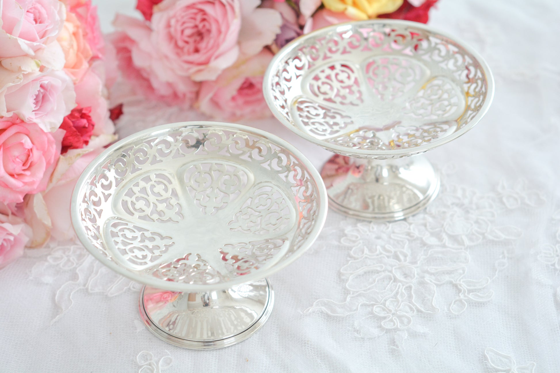 1935年に作られた、英国バーミンガムの工房ウィリアムアダムスの美しいコンポートです。 ピアス細工(透かし模様)が繊細で小ぶりですが存在感があります。ちょっとしたお菓子やチョコレートなどを盛り付けたり、お気に入りのお品をのせてみたり、いろいろお楽しみいただけると思います。 こちらは後12年ほどでアンティークの仲間入りになるヴィンテージのお品ですが、1935年はキングスシルバージュビリーを記念して、特別に刻印に「ジュビリーマーク」が追加されています。その為ヴィンテージのお品でも特別感のあるお品です。