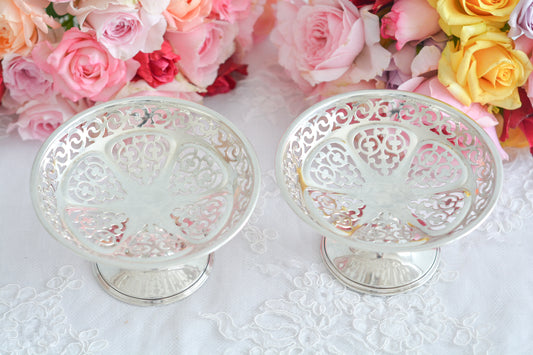 1935年に作られた、英国バーミンガムの工房ウィリアムアダムスの美しいコンポートです。 ピアス細工(透かし模様)が繊細で小ぶりですが存在感があります。ちょっとしたお菓子やチョコレートなどを盛り付けたり、お気に入りのお品をのせてみたり、いろいろお楽しみいただけると思います。 こちらは後12年ほどでアンティークの仲間入りになるヴィンテージのお品ですが、1935年はキングスシルバージュビリーを記念して、特別に刻印に「ジュビリーマーク」が追加されています。その為ヴィンテージのお品でも特別感のあるお品です。