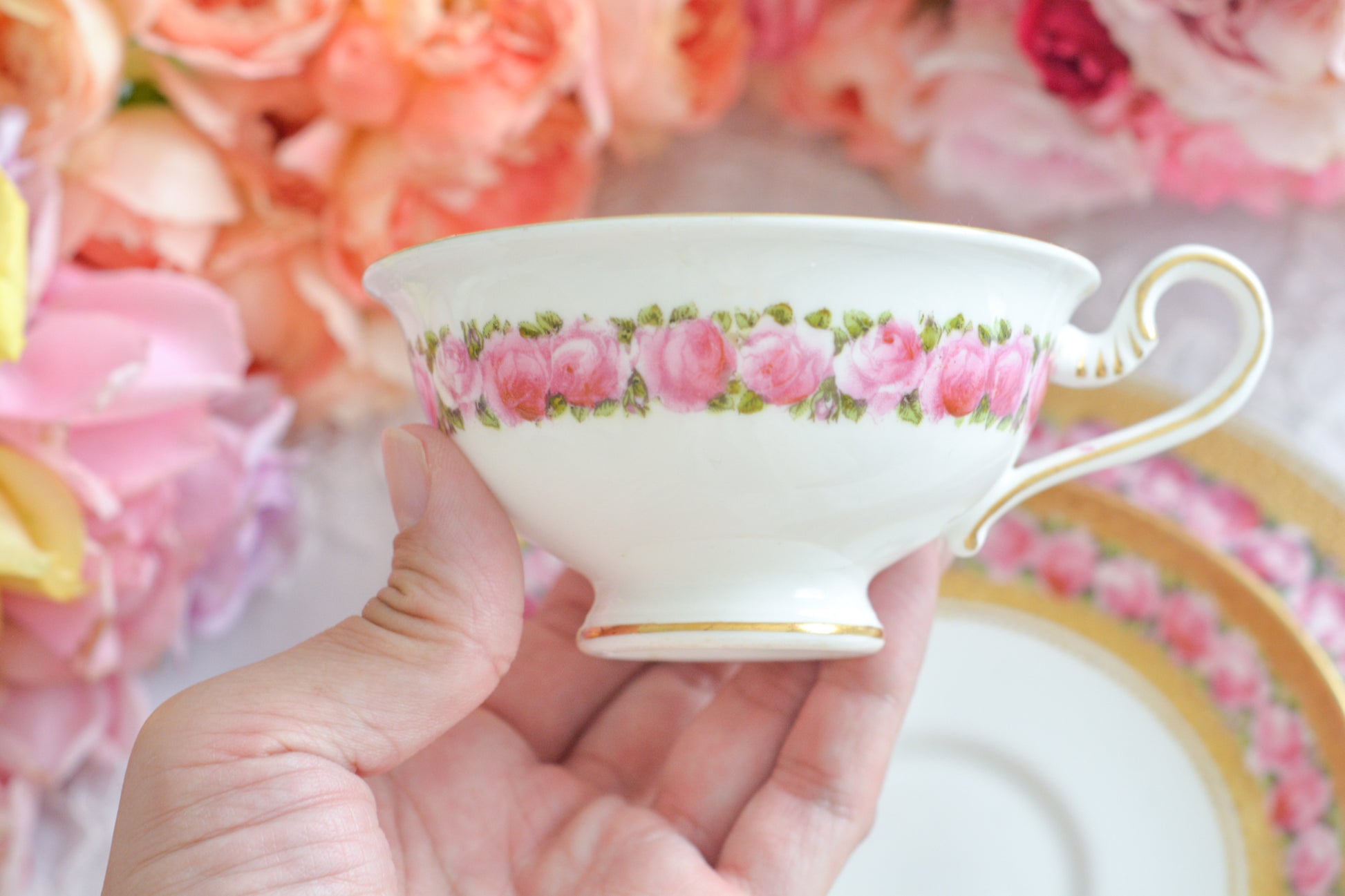 ジョージ・ジョーンズ・クレッセントのとても可憐なティートリオです。立体的なドットが豪華な金彩に可憐なバラが描かれたとても美しいお品です。ジョージ・ジョーンズ・クレッセントは華やかで可愛らしい雰囲気の作品をたくさん作ったメーカーです。クレッセントの可憐な世界観のファンの方も多いです。私もその一人。乙女心をくすぐられて、つい集めたくなってしまうそんな魅力があります。