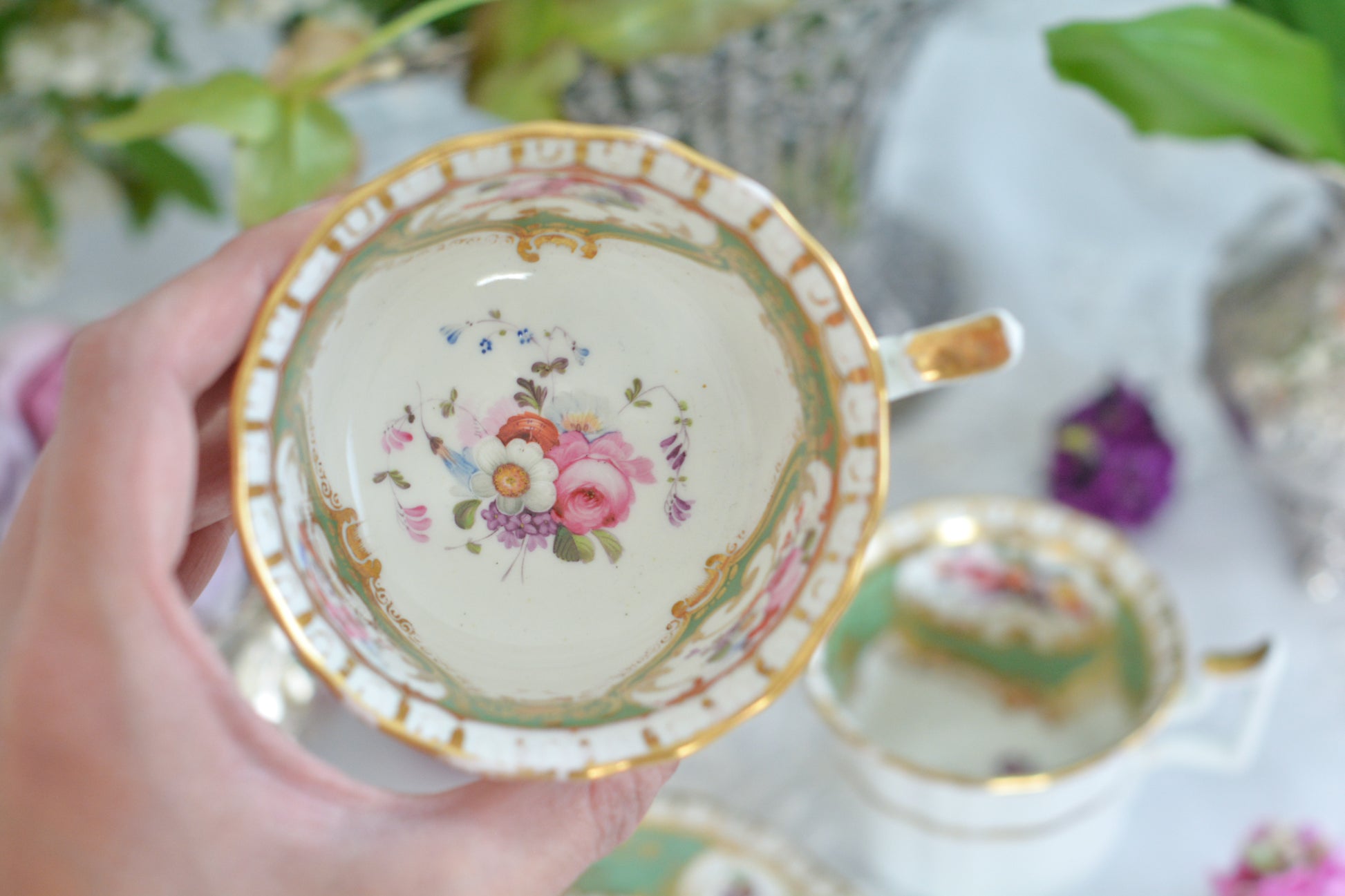 オールドイングリッシュハンドルが凛々しいトゥルートリオ。アップルグリーンの爽やかな色合いにハンドペイントで描かれた美しい花々が映えます。トゥルートリオは、ティーカップ、コーヒーカップ、ソーサーのセットでヴィクトリア時代の初期頃まではトリオといえばこちらが主流でした。今ではとても貴重になっています。紅茶もコーヒーも楽しめるのがいいですね。トゥルートリオとデザートプレートのセットです。