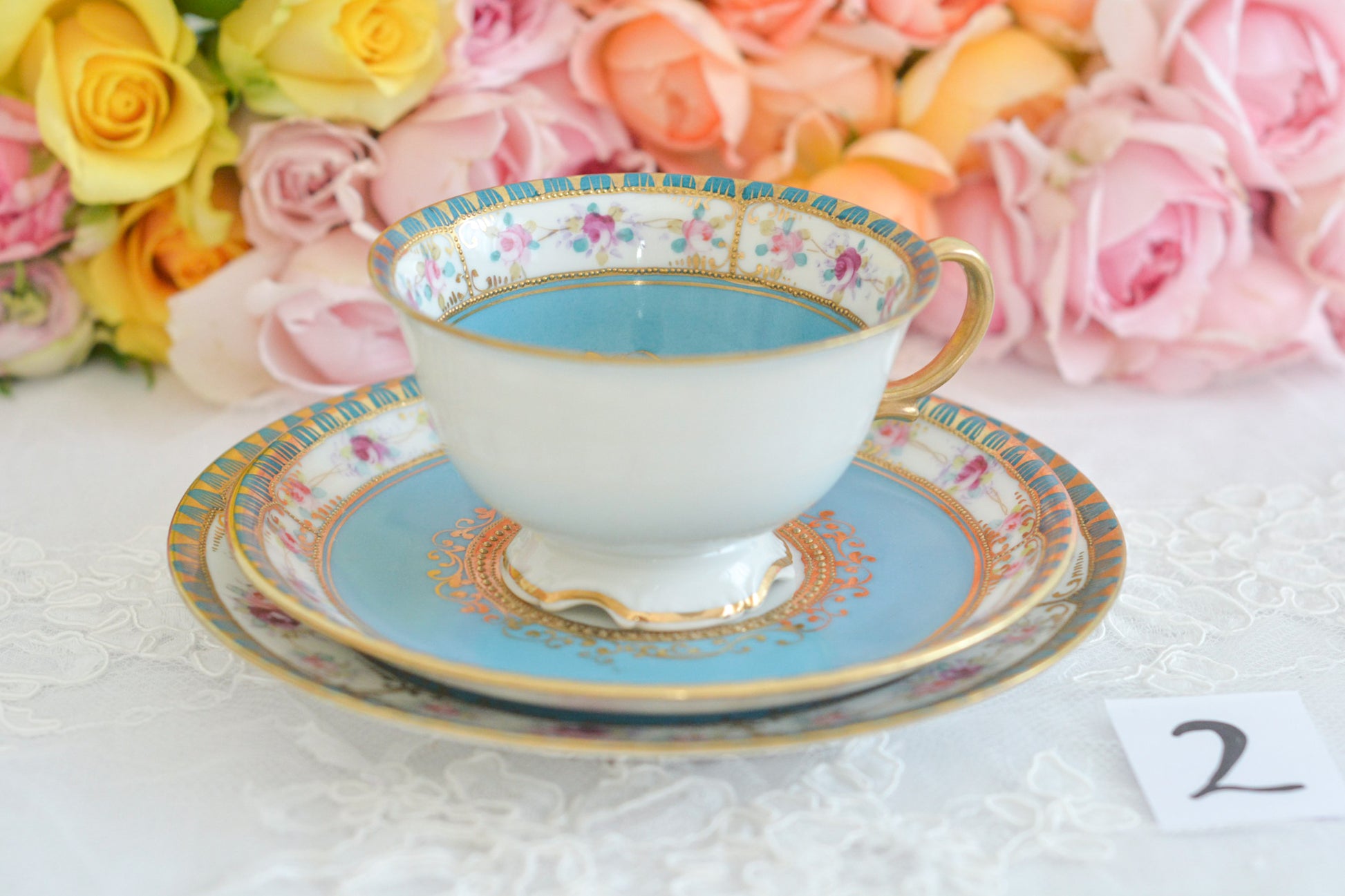 L&COという日本のメーカーのアンティーク里帰り品です。美しいターコイズブルーに金盛りの金彩、ハンドペイントで描かれた可憐なバラが上品なお品。1800年代後半頃からノリタケをはじめ日本からたくさんのメーカーが英国やアメリカに陶磁器を輸出していました。L&COは英国の老舗デパートリバティで販売されていたと言われています。キラキラしたティーセットがデパートに並べられている風景は、当時の人々の目と心を楽しませていたことでしょう。オールドニッポンの美しいティーカップでティータイムをお楽しみください。