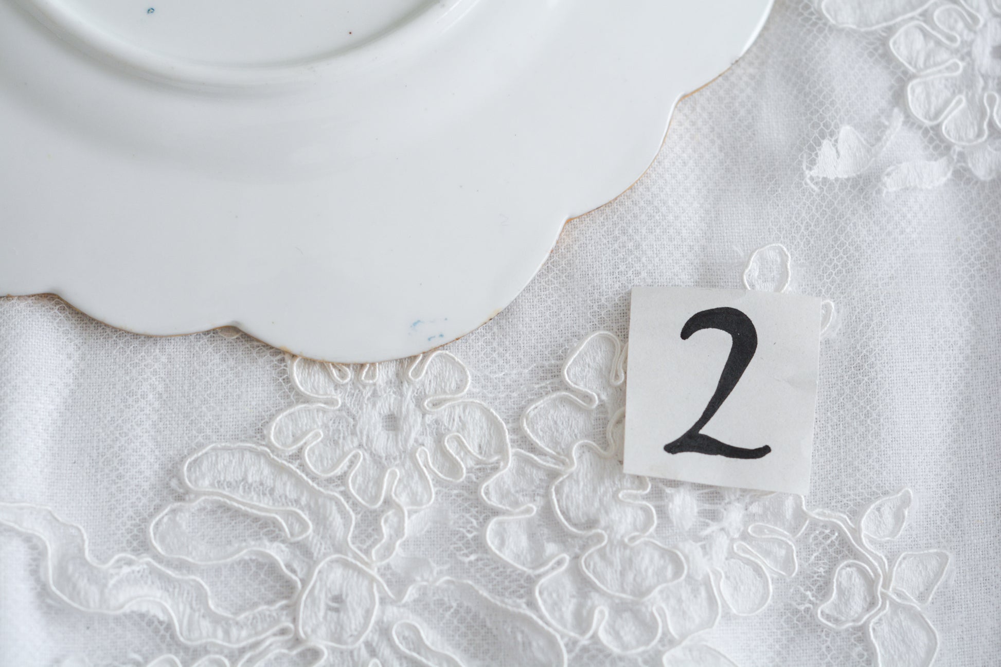 シェリーの前身、ワイルマンのパラダイスパターン貴重なティートリオです。このパラダイスパターンは、1890年に発表されたもので、ターコイズブルーの繊細な模様が大変美しいお品です。シェイプはデイジーシェイプと言われるシェイプで、美しい形にカップのハンドルも大変凝った作りになっています。探すのがとても困難なパラダイスパターンでぜひティータイムをお楽しみください。  こちらは①と②で状態が異なるため、コンディションをご確認いただき①〜②からお選びください。お揃いのプレートとミルクジャグも別で掲載しています。