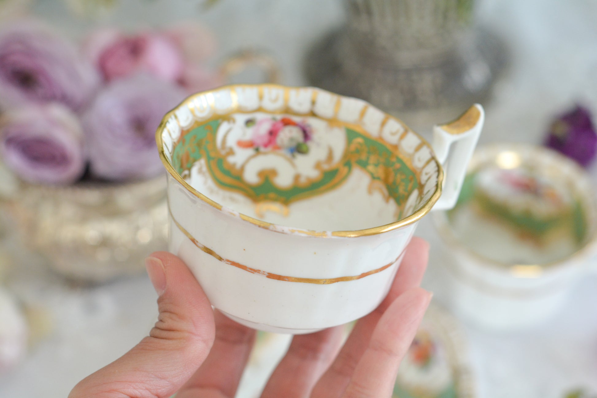 オールドイングリッシュハンドルが凛々しいトゥルートリオ。アップルグリーンの爽やかな色合いにハンドペイントで描かれた美しい花々が映えます。トゥルートリオは、ティーカップ、コーヒーカップ、ソーサーのセットでヴィクトリア時代の初期頃まではトリオといえばこちらが主流でした。今ではとても貴重になっています。紅茶もコーヒーも楽しめるのがいいですね。トゥルートリオとデザートプレートのセットです。