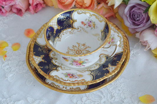 コールポートの代表作と言ってもいい、バットウィングシリーズ。こちらはコバルトブルーのティートリオです。重厚感のあるコバルトブルーと金彩のコントラスト、美しいシェイプ。凛としさ美しさがありオーラを感じます。そしてこちらのお品は、カップの側面にブーケの模様が描かれている珍しいデザインです。最近はバットウィングも探すのがとても困難になってきました。心が躍るカップでティータイムをお楽しみいただけたら嬉しいです。