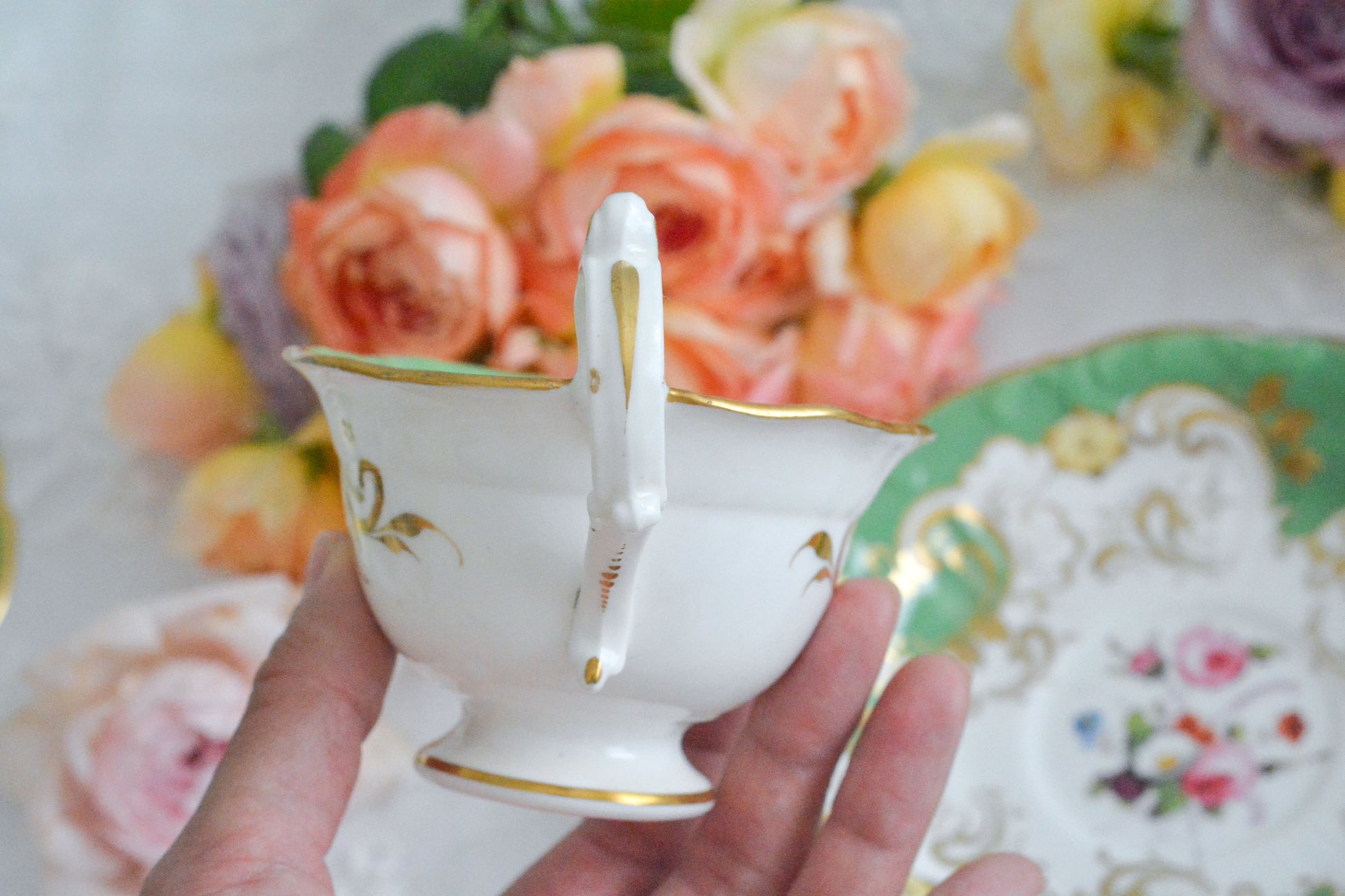 ダベンポートのロココリバイバルの優美なシェイプがとっても華やかで美しいトゥルートリオです。ダベンポート窯は1794年に創業し優れた磁器をたくさん製造していましたが、残念ながら1887年に廃業してしまいます。ハンドペイントの技術もとても優れていて美しい作品を残しています。トゥルートリオは、ティーカップ、コーヒーカップ、ソーサーのセットで、紅茶もコーヒーもどちらも楽しめるセットです。1800年代中頃まではトリオといえばこちらのtフルートリオが主流でした。ダベンポートらしい、美しい花々と優美なシェイプの心躍るカップです。