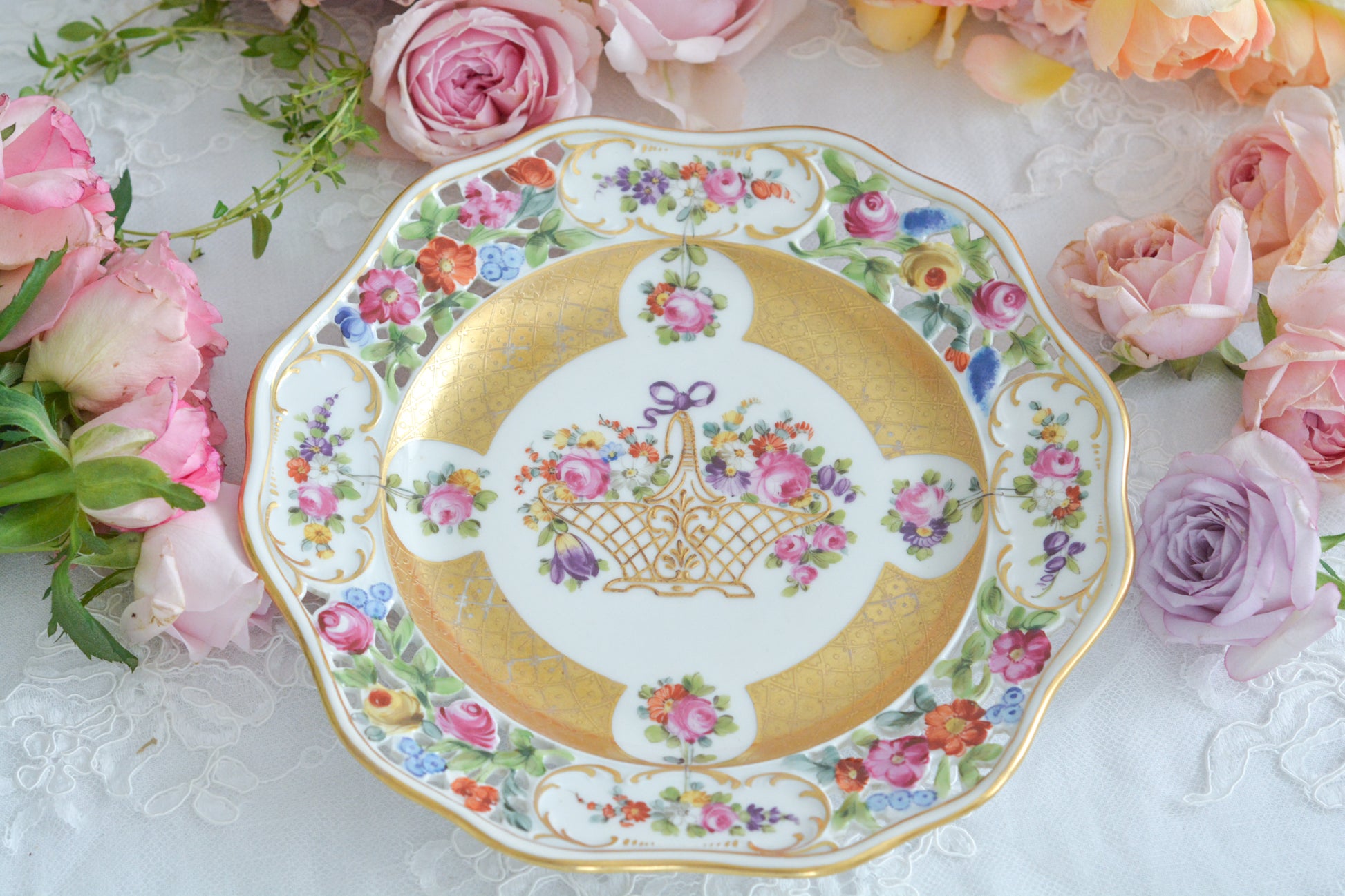 ドイツ、ドレスデンのカール・ティーメ工房の大変豪華で素晴らしいお品です。リボンと吊り下げられたバスケットにはたくさんのお花達が描かれています。カールティーメ工房は、ドレスデンのなかで唯一、白磁から自社生産しているメーカーで、素晴らしい作品をたくさん作っています。バックスタンプにはSPDresden(Saxonian Porcelain Factory Dresden)が刻ませています。少し金彩部分にスレはありますが、本当に素晴らしいお品です。