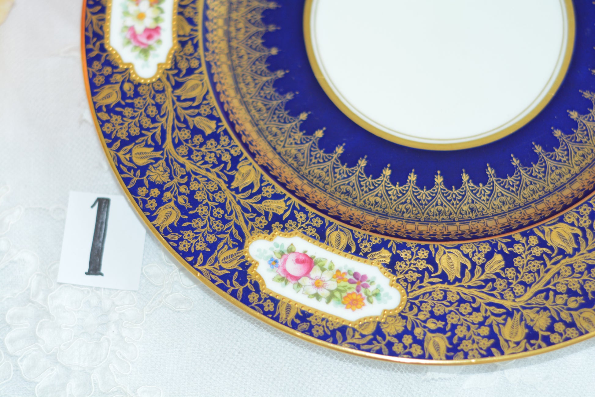 ジョージ・ジョーンズ・クレッセントの大変豪華なプレートがやってきました。コバルトブルーに金彩の繊細で美しい模様が印象的です。テーブルの華になりますね。豪華だけれど、クレッセントらしい優しげな雰囲気も持ち合わせています。ディナープレートとしてはもちろん、サービングプレートとしてもお使いいただけます。テーブルコーディネートの主役に、アクセントにぜひお楽しみくださいませ。こちらは全部で2枚在庫がございます。