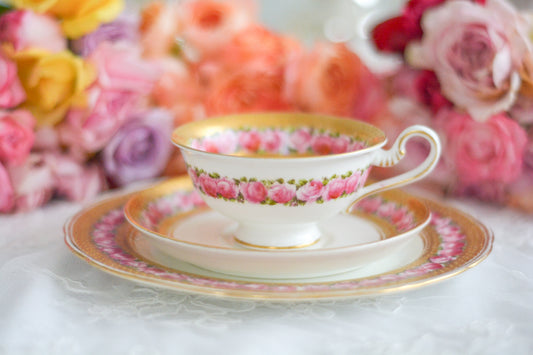 ジョージ・ジョーンズ・クレッセントのとても可憐なティートリオです。立体的なドットが豪華な金彩に可憐なバラが描かれたとても美しいお品です。ジョージ・ジョーンズ・クレッセントは華やかで可愛らしい雰囲気の作品をたくさん作ったメーカーです。クレッセントの可憐な世界観のファンの方も多いです。私もその一人。乙女心をくすぐられて、つい集めたくなってしまうそんな魅力があります。