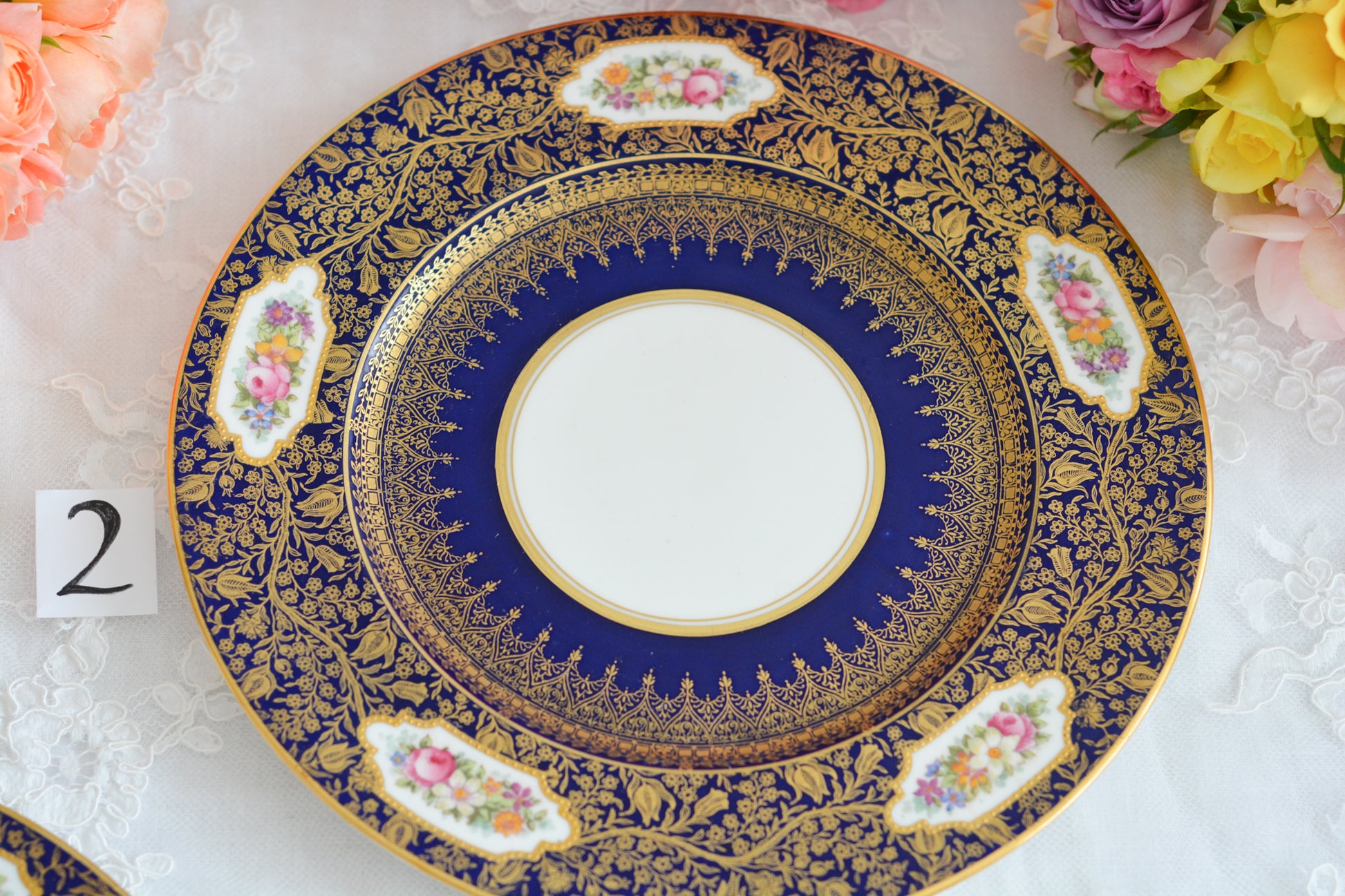 ジョージ・ジョーンズ・クレッセントの大変豪華なプレートがやってきました。コバルトブルーに金彩の繊細で美しい模様が印象的です。テーブルの華になりますね。豪華だけれど、クレッセントらしい優しげな雰囲気も持ち合わせています。ディナープレートとしてはもちろん、サービングプレートとしてもお使いいただけます。テーブルコーディネートの主役に、アクセントにぜひお楽しみくださいませ。こちらは全部で2枚在庫がございます。