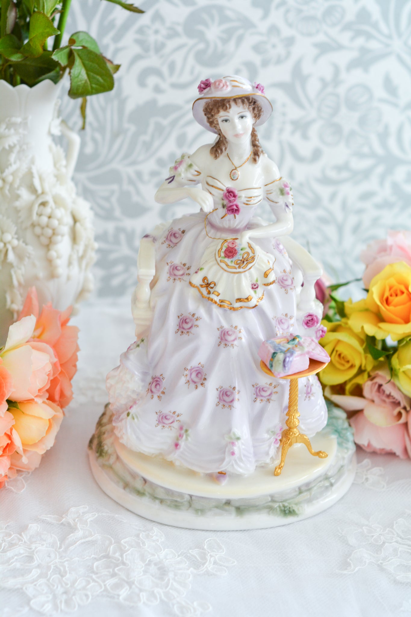 ロイヤルウースターの「THE GRACEFUL ARTS」シリーズの「EMBROIDERY」というフィギュリン。名前の通り、刺繍をしている貴婦人のフィギュリンで2500体しか製造されていない貴重なフィギュリンです。とても凝った作りで、椅子に座っている刺繍をしている貴婦人のドレスはもちろん、刺繍台、椅子もとても美しい作りになっています。そして、なんと、刺繍糸まで再現されている徹底ぶり!探すのがとても困難なフィギュリンなのも納得です。可愛らしい証明書付きです。