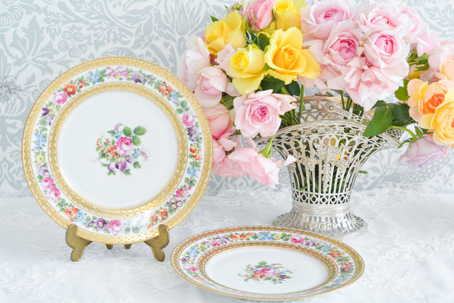 こちらのプレート達はドレスデンの工房で作られてはいますが、カール・ティーメ工房の作品ではありません。特に美しいので特集コーナーに入れさせていただきました。ハンドペイントで描かれた美しい花々に金彩の葉っぱの模様のような縁取りが豪華なお品。金盛りのドットがより花を添えています。キャビネットプレートとしても実際にお使いいただいても素敵なお品です。バックスタンプは1883年〜1893年頃に使われていた王冠マークで、いくつかの工房が集まって使用していました。バックスタンの上には金彩でお花が描かれています。