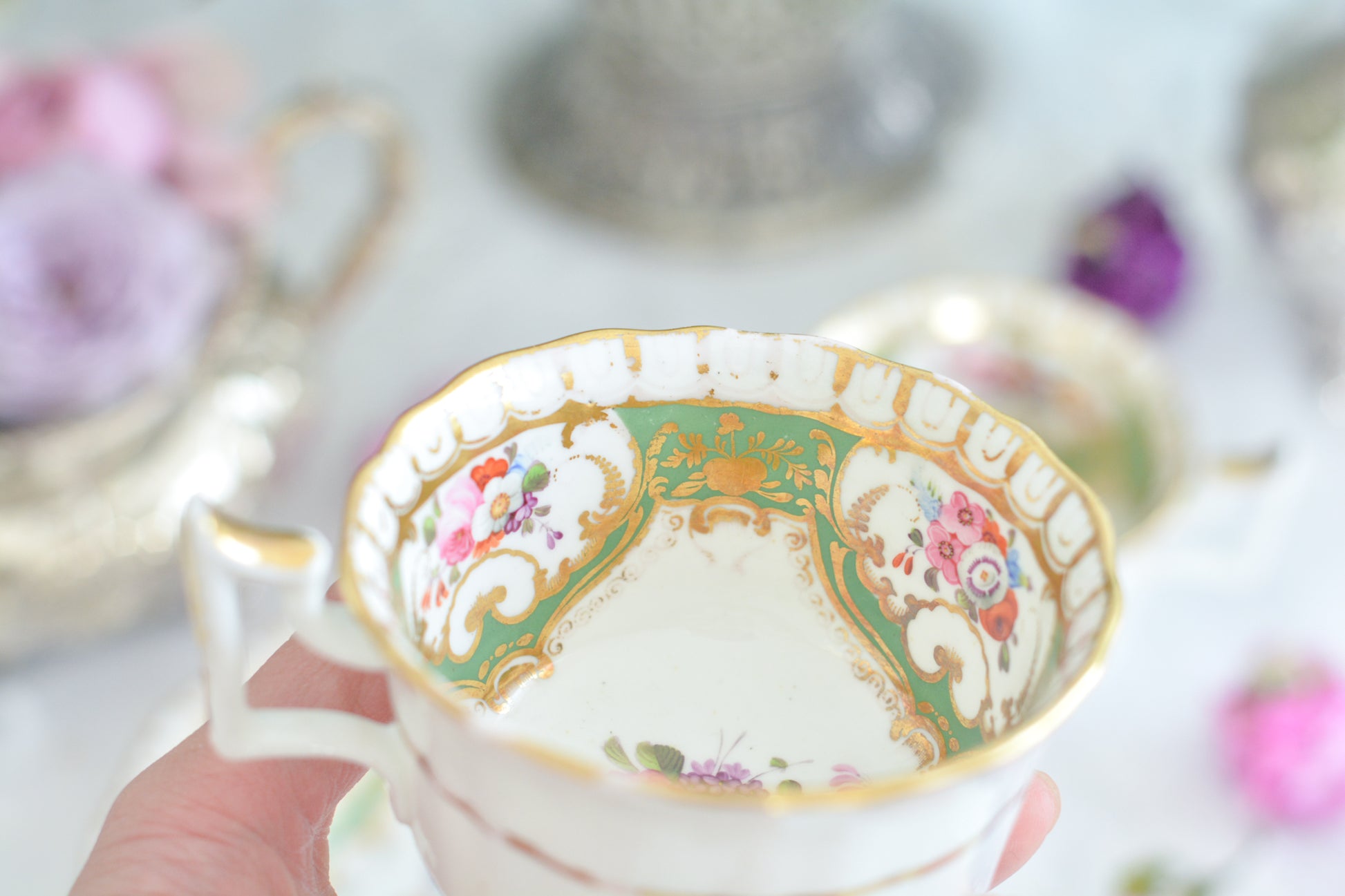 オールドイングリッシュハンドルが凛々しいトゥルートリオ。アップルグリーンの爽やかな色合いにハンドペイントで描かれた美しい花々が映えます。トゥルートリオは、ティーカップ、コーヒーカップ、ソーサーのセットでヴィクトリア時代の初期頃まではトリオといえばこちらが主流でした。今ではとても貴重になっています。紅茶もコーヒーも楽しめるのがいいですね。トゥルートリオとデザートプレートのセットです。