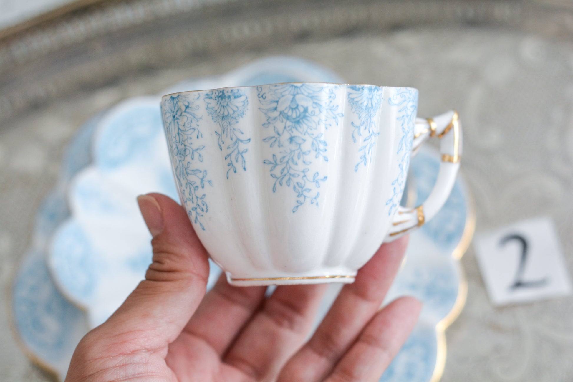 シェリーの前身、ワイルマンのパラダイスパターン貴重なティートリオです。このパラダイスパターンは、1890年に発表されたもので、ターコイズブルーの繊細な模様が大変美しいお品です。シェイプはデイジーシェイプと言われるシェイプで、美しい形にカップのハンドルも大変凝った作りになっています。探すのがとても困難なパラダイスパターンでぜひティータイムをお楽しみください。  こちらは①と②で状態が異なるため、コンディションをご確認いただき①〜②からお選びください。お揃いのプレートとミルクジャグも別で掲載しています。