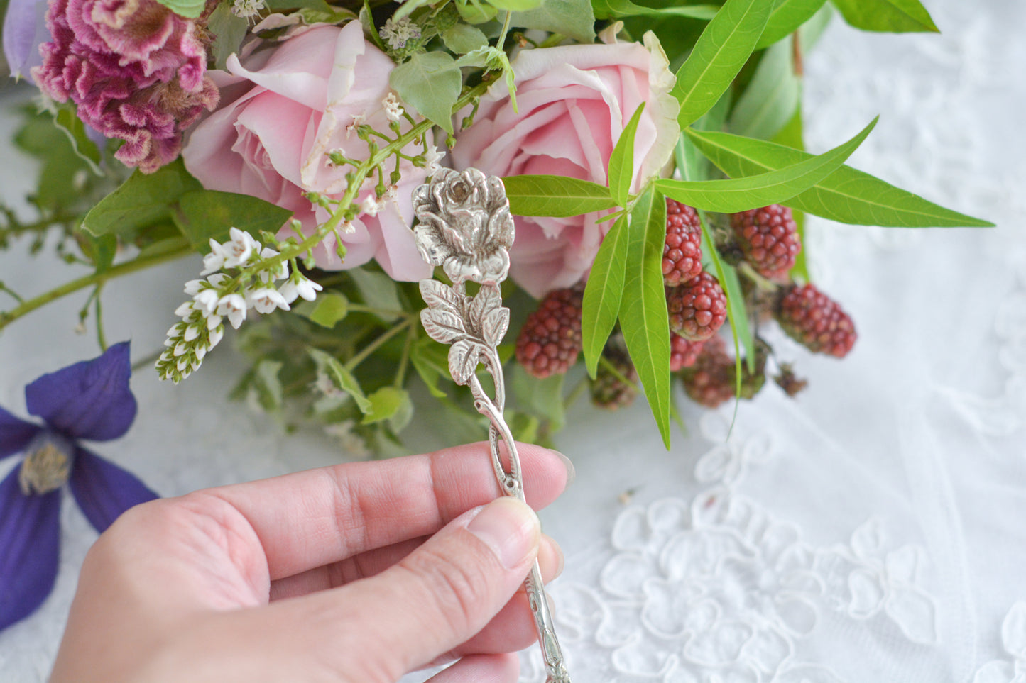 ドイツ ヒルデスハイムローズの薔薇のピアス細工(透かし模様)が美しいケーキサーバーです。持ち手は、ドイツ ヒルデスハイムにある聖マリア大聖堂の「千年の薔薇」の伝説をもとに作られた、とても人気のあるデザインです。ティータイムに花を添えてくれる美しいシルバーのサーバーでティータイムをお楽しみください。