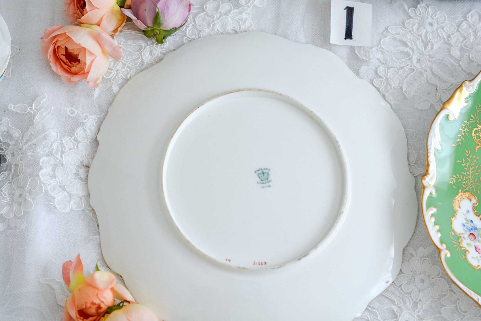 コールポートのアップルグリーンの美しいプレート。手描きで描かれた上品なお花に、金盛りの金彩が大変豪華です。デザートにはもちろん、サービング用としても活躍してくれそうです。こちらは2枚在庫がございます。ハンドペイントのため、描かれているお花も1点1点異なります。①〜②からお選びください。