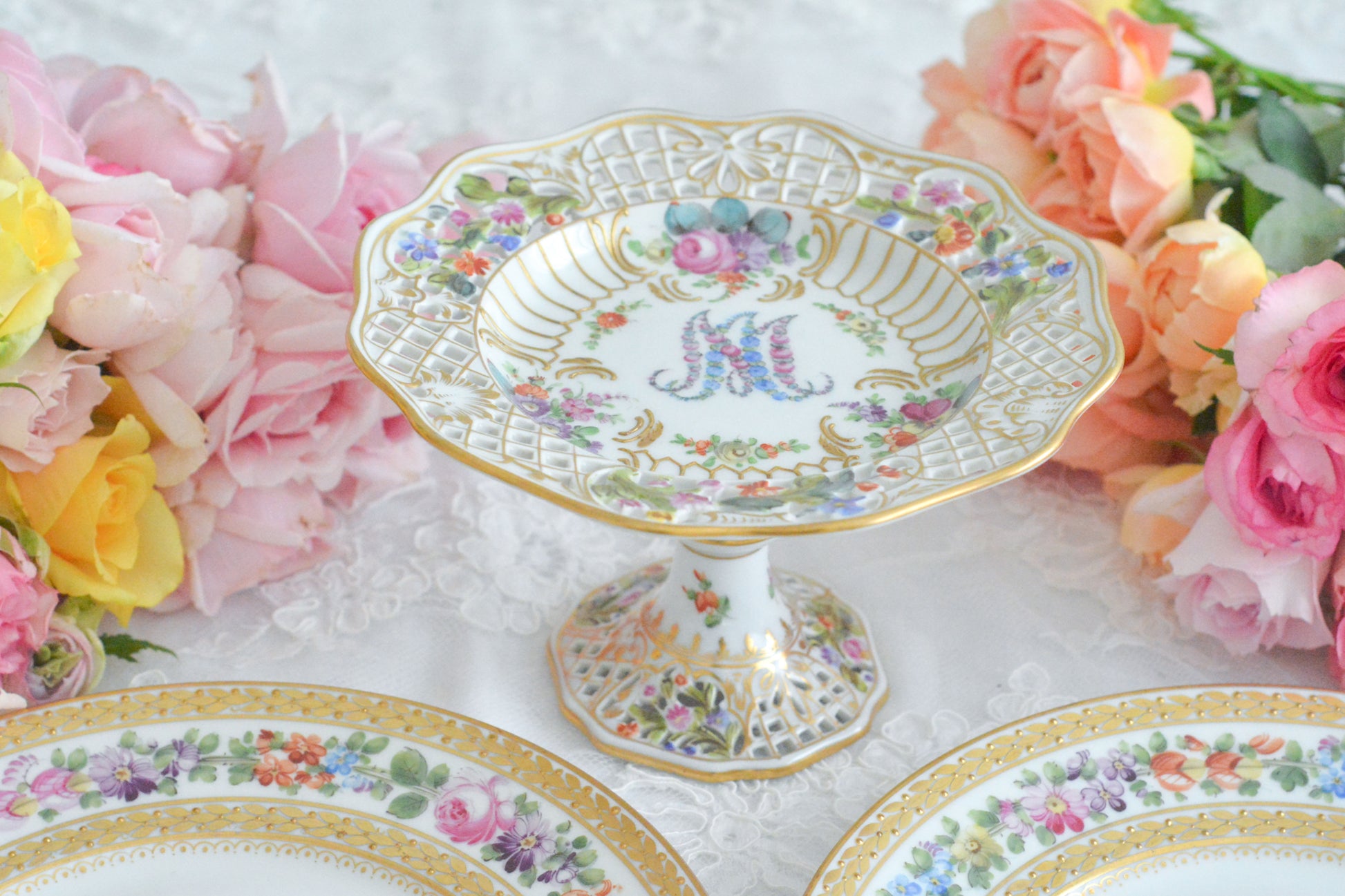 カール・ティーメ工房の花文字でマリーアントワネットの頭文字MとAが描かれた美しいコンポートです。透かし模様のお花や金彩もハンドペイントで丁寧に描かれています。豪華な雰囲気がマリーアントワネットの世界観にぴったりなお品です。ちょっと小ぶりなコンポートで、小さな焼き菓子やチョコレートなどを盛り付けても素敵ですね。マリーアントワネットのプレートも貴重ですが、コンポートはさらに見つけるのが困難なお品です。