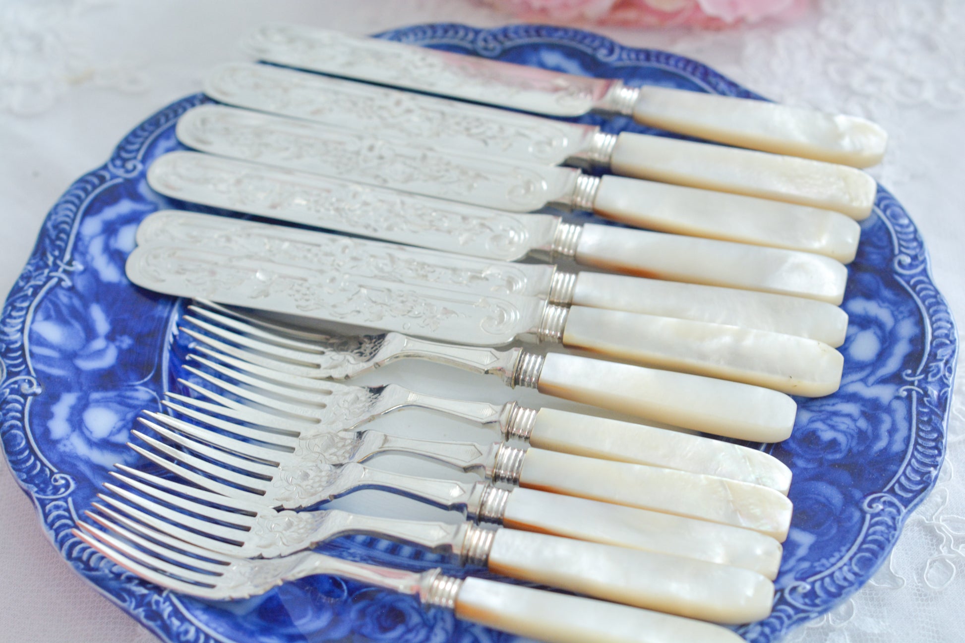 英国の人気メーカー、マッピン&ウェブの白蝶貝カトラリー。ティータイムにぴったりな丸刃のデザート(フルーツ)カトラリーです。豪華な彫刻が施されたカトラリーで、ハンドルも白蝶貝がたっぷり使われています。ハンドルは丸みがあるものが多いですが、こちらは角があるタイプでおしゃれです。白蝶貝の輝きもお楽しみいただけます。