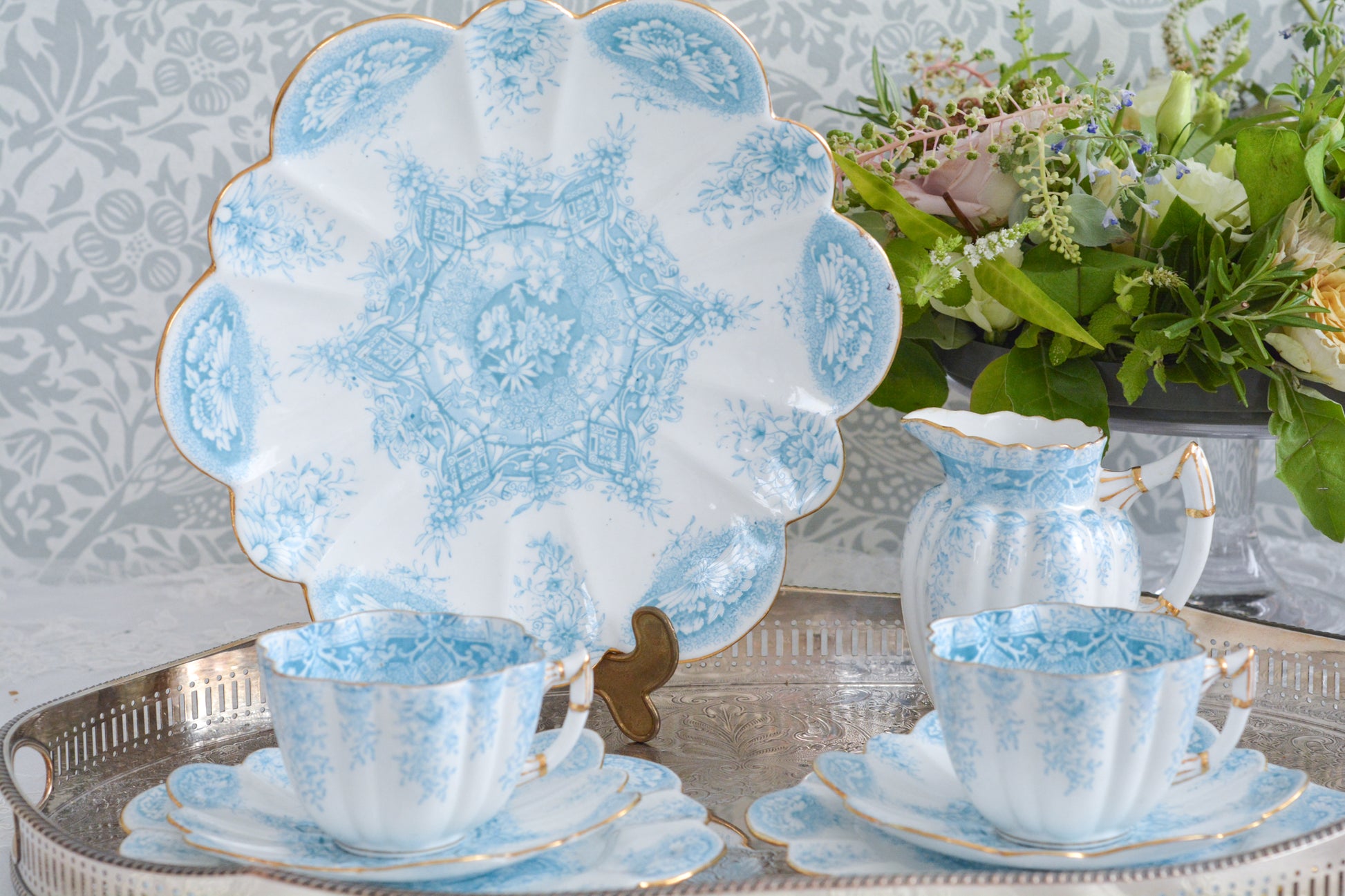 シェリーの前身、ワイルマンのパラダイスパターン貴重なティートリオです。このパラダイスパターンは、1890年に発表されたもので、ターコイズブルーの繊細な模様が大変美しいお品です。シェイプはデイジーシェイプと言われるシェイプで、美しい形にカップのハンドルも大変凝った作りになっています。探すのがとても困難なパラダイスパターンでぜひティータイムをお楽しみください。  こちらは①と②で状態が異なるため、コンディションをご確認いただき①〜②からお選びください。お揃いのプレートとミルクジャグも別で掲載しています。