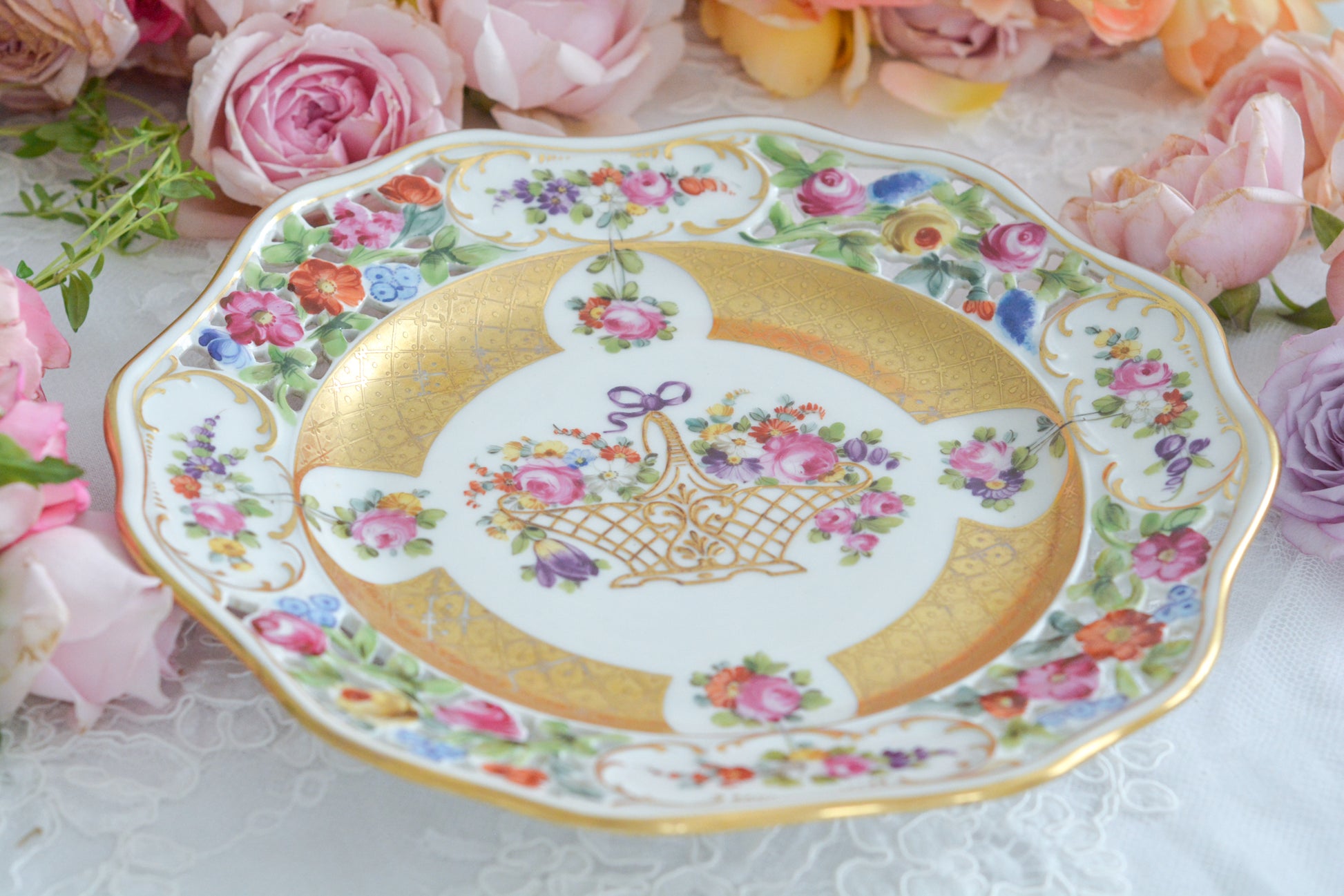 ドイツ、ドレスデンのカール・ティーメ工房の大変豪華で素晴らしいお品です。リボンと吊り下げられたバスケットにはたくさんのお花達が描かれています。カールティーメ工房は、ドレスデンのなかで唯一、白磁から自社生産しているメーカーで、素晴らしい作品をたくさん作っています。バックスタンプにはSPDresden(Saxonian Porcelain Factory Dresden)が刻ませています。少し金彩部分にスレはありますが、本当に素晴らしいお品です。