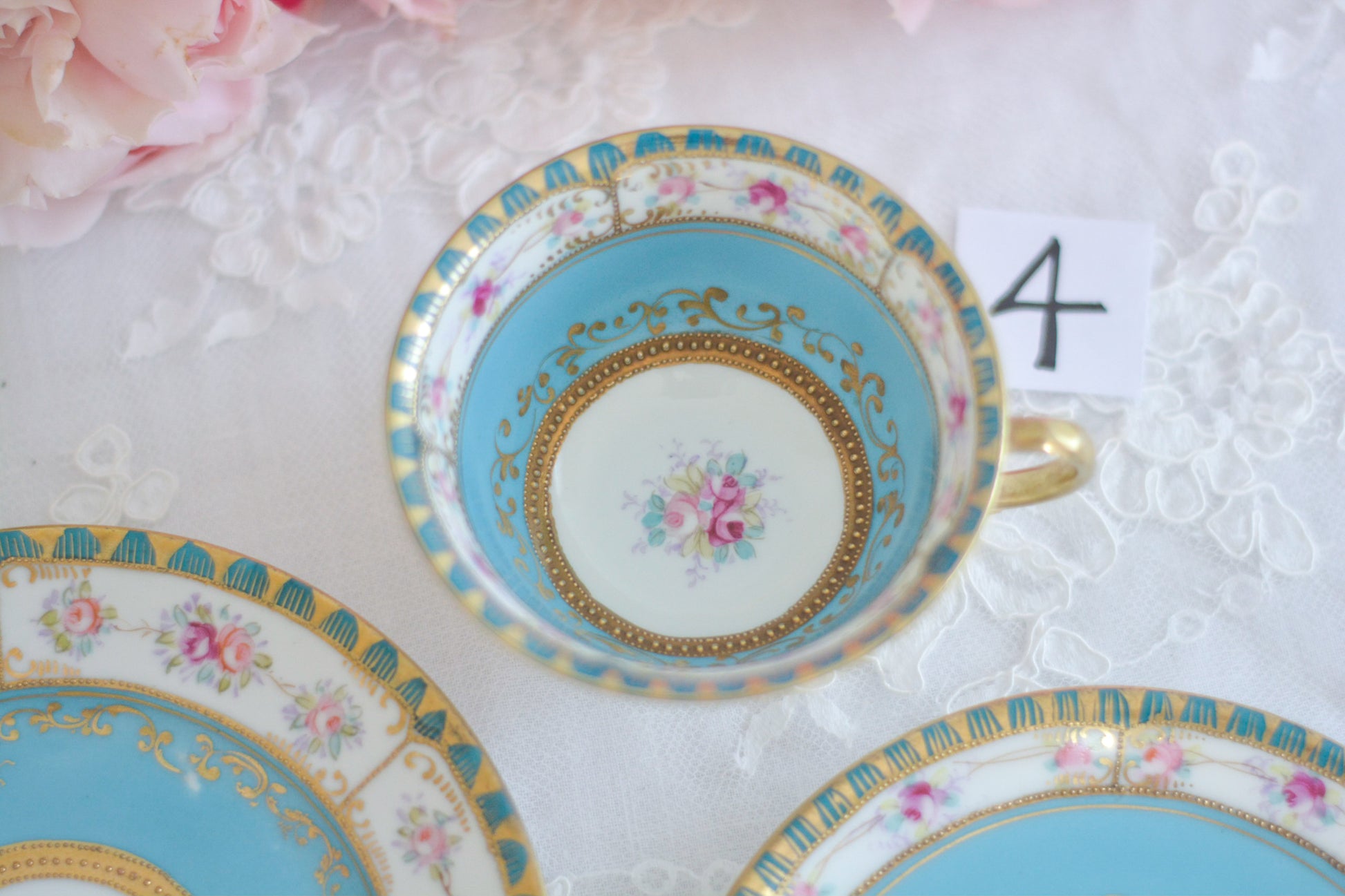 L&COという日本のメーカーのアンティーク里帰り品です。美しいターコイズブルーに金盛りの金彩、ハンドペイントで描かれた可憐なバラが上品なお品。1800年代後半頃からノリタケをはじめ日本からたくさんのメーカーが英国やアメリカに陶磁器を輸出していました。L&COは英国の老舗デパートリバティで販売されていたと言われています。キラキラしたティーセットがデパートに並べられている風景は、当時の人々の目と心を楽しませていたことでしょう。オールドニッポンの美しいティーカップでティータイムをお楽しみください。