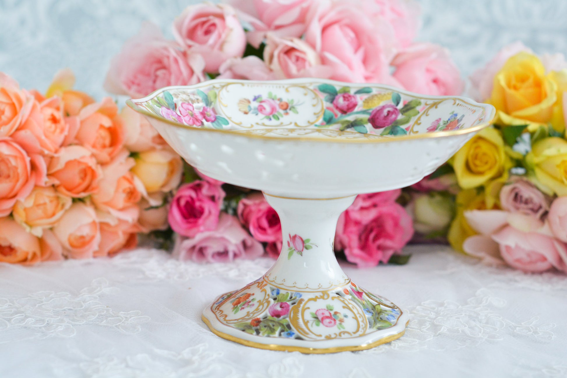 ドイツドレスデン、カール・ティーメ工房のハンドペイントで描かれた美しいコンポートです。ドレスデンの磁器は通常、素磁は仕入れて絵付のみを行っていますが、カール・ティーメ工房だけは素磁も自社で製造しています。ハンドペイントの技術も素晴らしく、とにかく美しい。こちらも花々が大変美しく描かれています。小ぶりなサイズですが、とても存在感のあるお品。テーブルが一気に華やぎます。