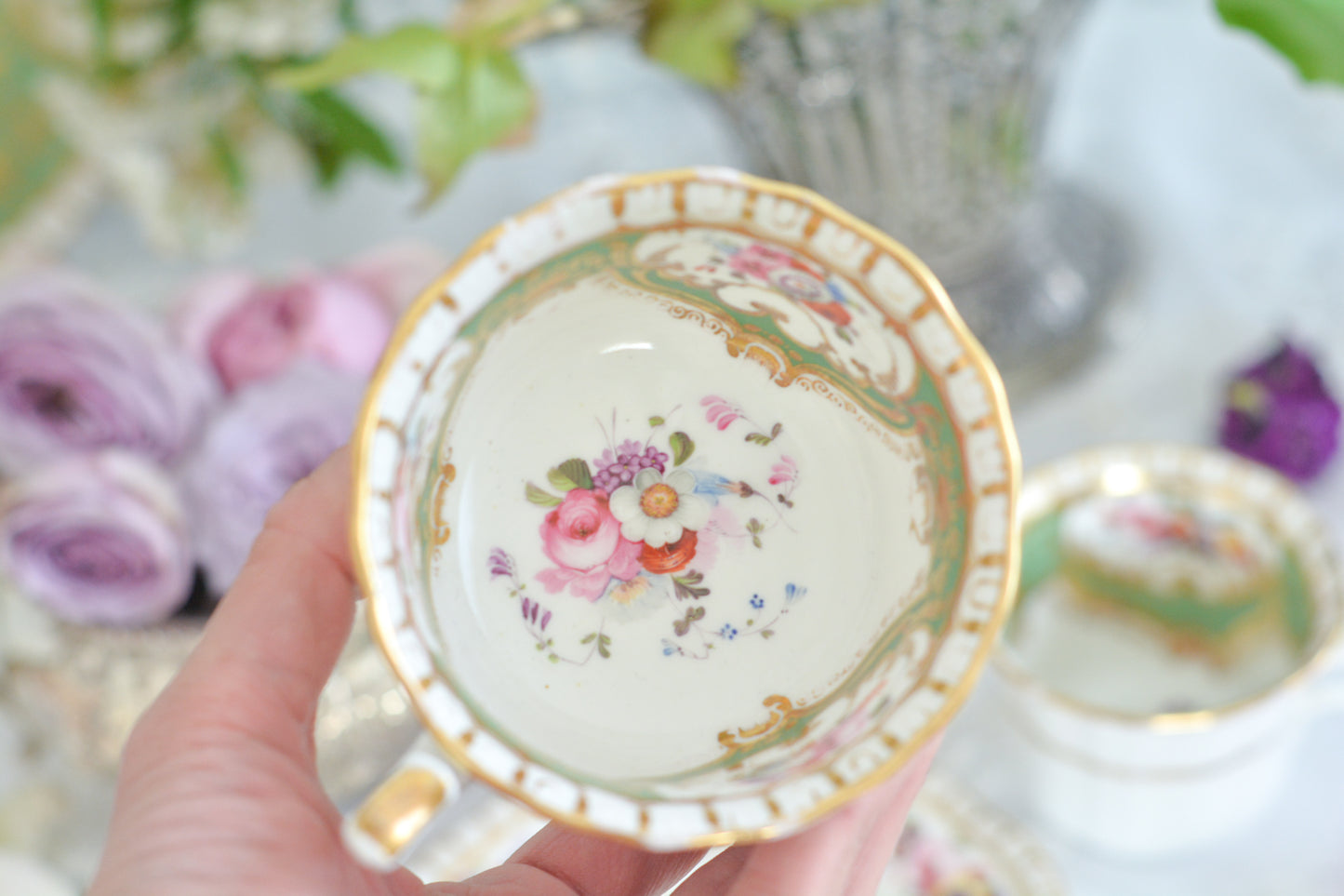 オールドイングリッシュハンドルが凛々しいトゥルートリオ。アップルグリーンの爽やかな色合いにハンドペイントで描かれた美しい花々が映えます。トゥルートリオは、ティーカップ、コーヒーカップ、ソーサーのセットでヴィクトリア時代の初期頃まではトリオといえばこちらが主流でした。今ではとても貴重になっています。紅茶もコーヒーも楽しめるのがいいですね。トゥルートリオとデザートプレートのセットです。