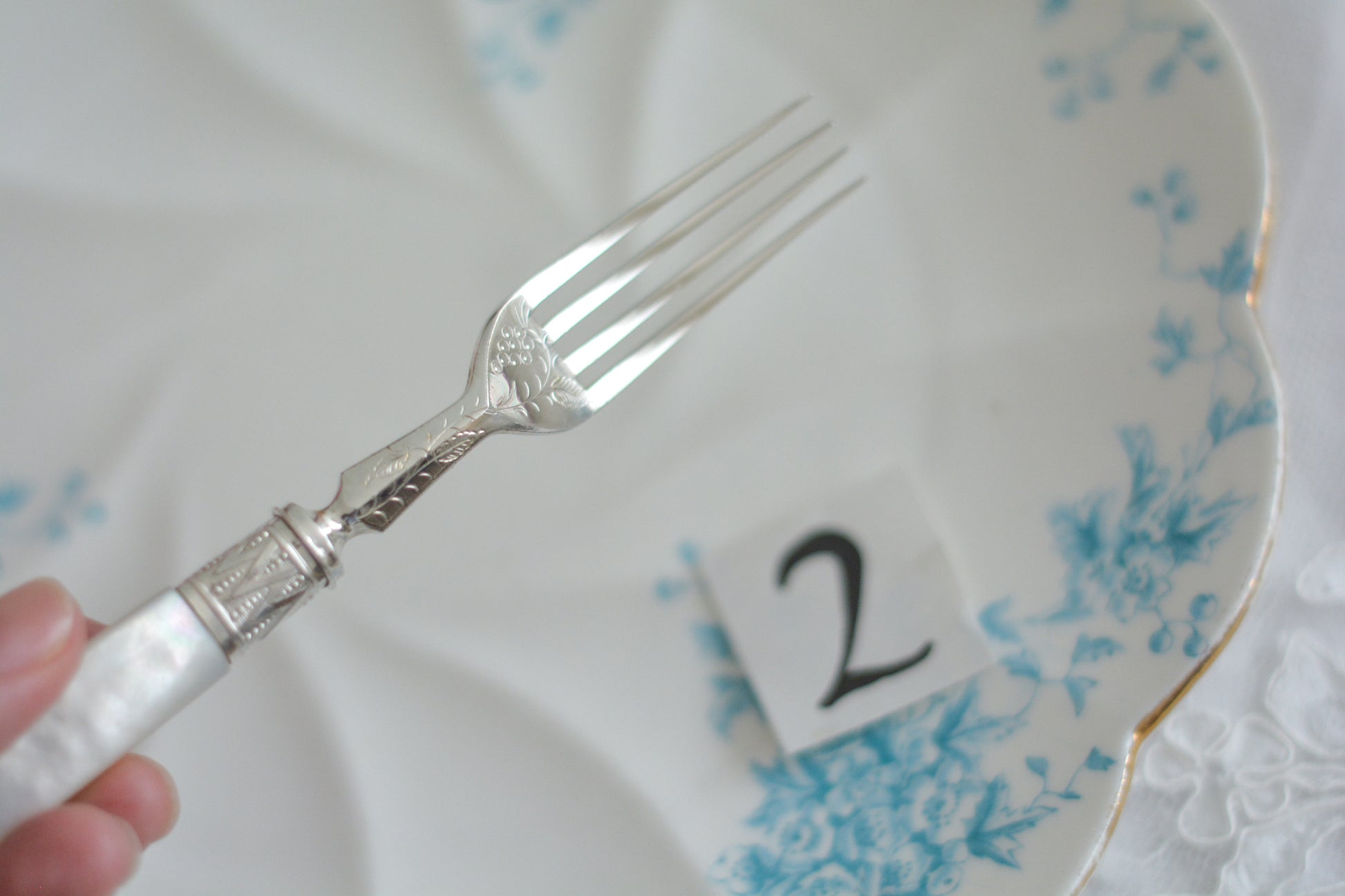 白蝶貝ハンドルと人気の丸刃のカトラリー。こちらは白蝶貝にも手彫りで模様が彫られています。シルバープレートのブレードに少しスレが見られます(状態を考慮した価格になっております)が、白蝶貝の優しい輝きと繊細な模様がとても美しいお品です。こちらは1組(フォークとナイフ2本セット)からご購入いただけます。①〜③からお選びください。