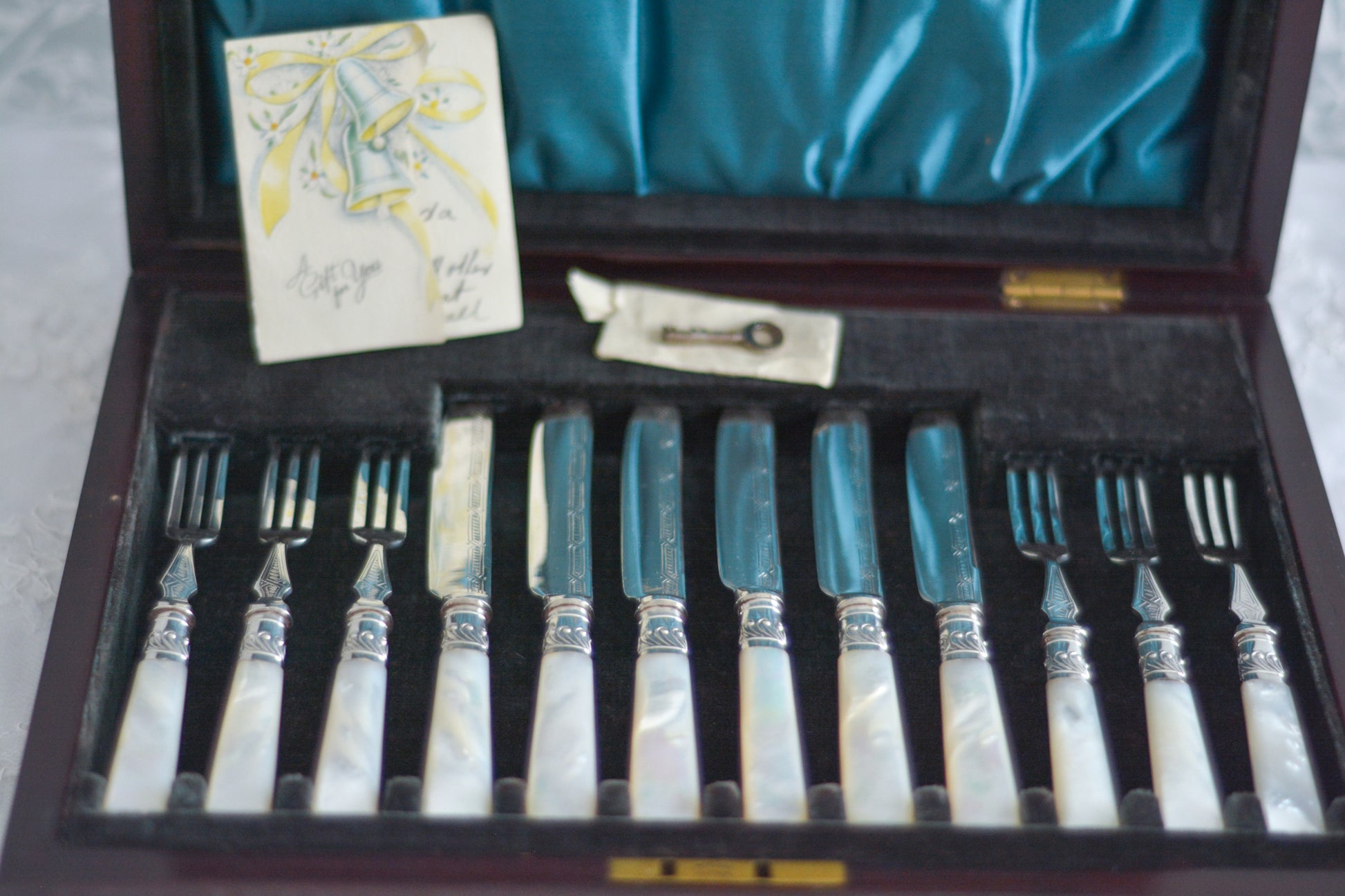 美しい木箱に入った白蝶貝ハンドルのデザートカトラリーセット。ディーラーさんから届いて開けてみると、当時の手紙が中に入っていてびっくりしました。結婚したお嬢様に宛てたお手紙です。大切なお嬢様の幸せを願ってご両親はこのカトラリーを贈られたのでしょう。持ち主は、大切に保管してもしかしたら未使用かもしれません。白蝶貝はマザーオブパールの名前の通り、真珠を生成する母貝です。子宝・子孫繁栄の象徴として、安産や子育てのお守りを願って白蝶貝ハンドルのカトラリーを結婚お祝いに贈ることが多かったのです。