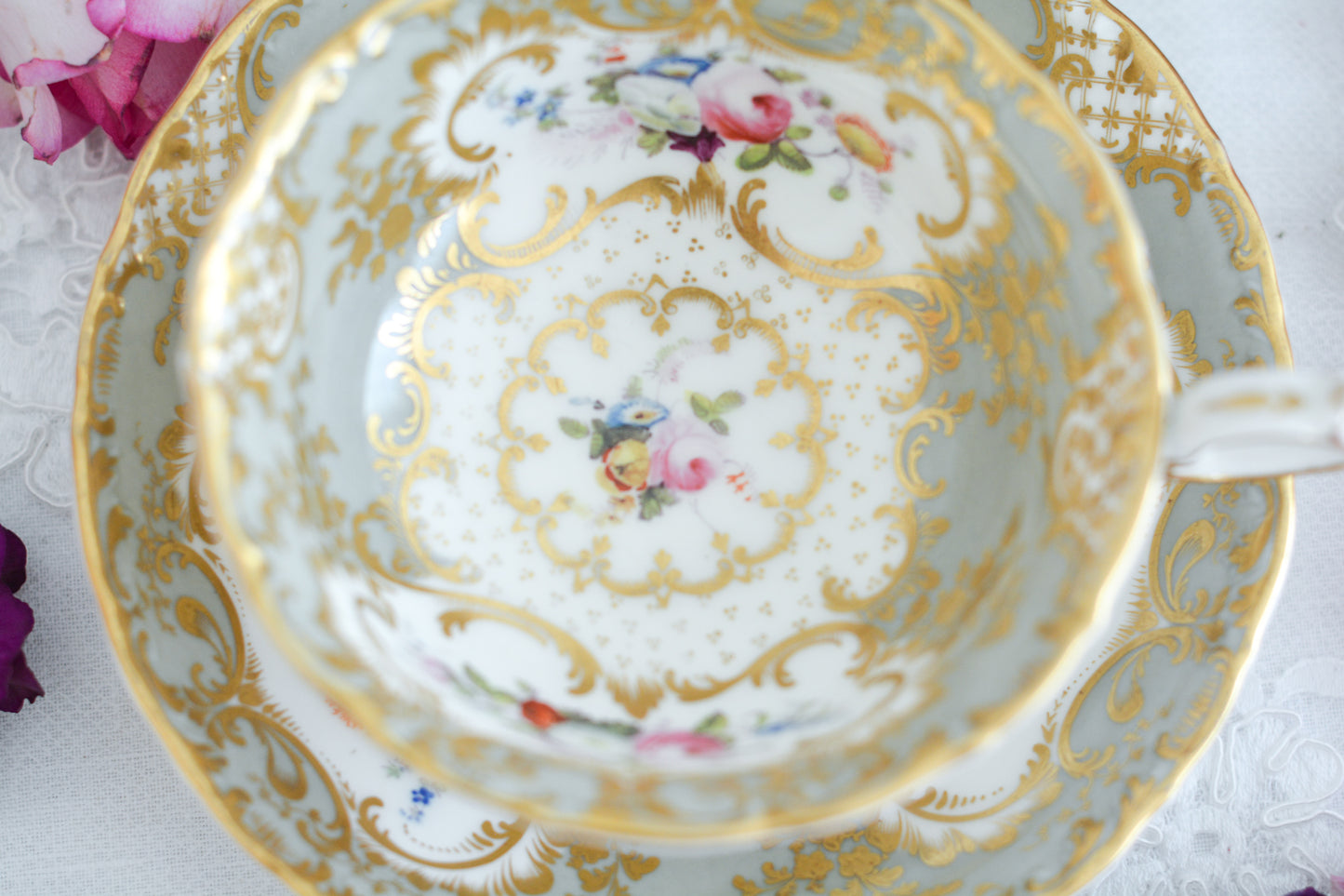 優雅なデザインが人気の、ミントンQシェイプ。グレーカラーにハンドペイントで描かれた花々と金彩の繊細な模様。優美なシェイプ。調和された美しさ。本当に素晴らしいです。テーカップなのですが、芸術品のよう。ティータイムが貴族だけの楽しみだった頃、元のオーナーはこのカップで華やかなティータイムを楽しんでいたことでしょう。180年経ったいまでも美しい状態で残っていることにも感動します。