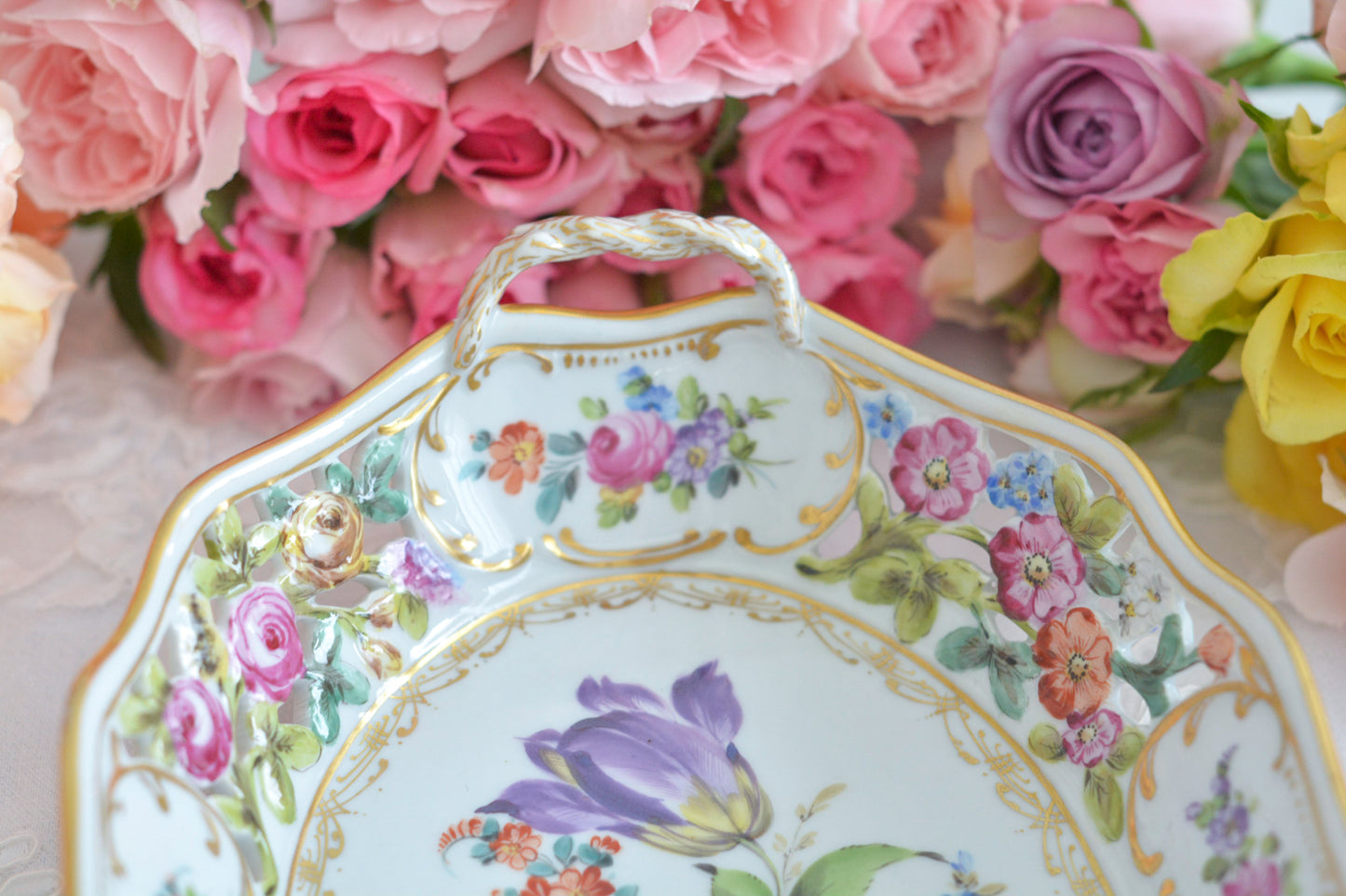 ドイツドレスデン、カール・ティーメ工房のバスケット。透かし模様にハンドペイントで花々が絵付けされていて大変豪華なお品です。持ち手もロープハンドルで凝った作りなのがさすがカール・ティーメ。ドレスデンの磁器は通常、素磁は仕入れて絵付のみを行っていますが、カール・ティーメ工房だけは素磁も自社で製造しています。ハンドペイントの技術も素晴らしく、とにかく美しい。こちらのバスケットも上から見ても横から見ても華やかで美しいバスケットとなっております。