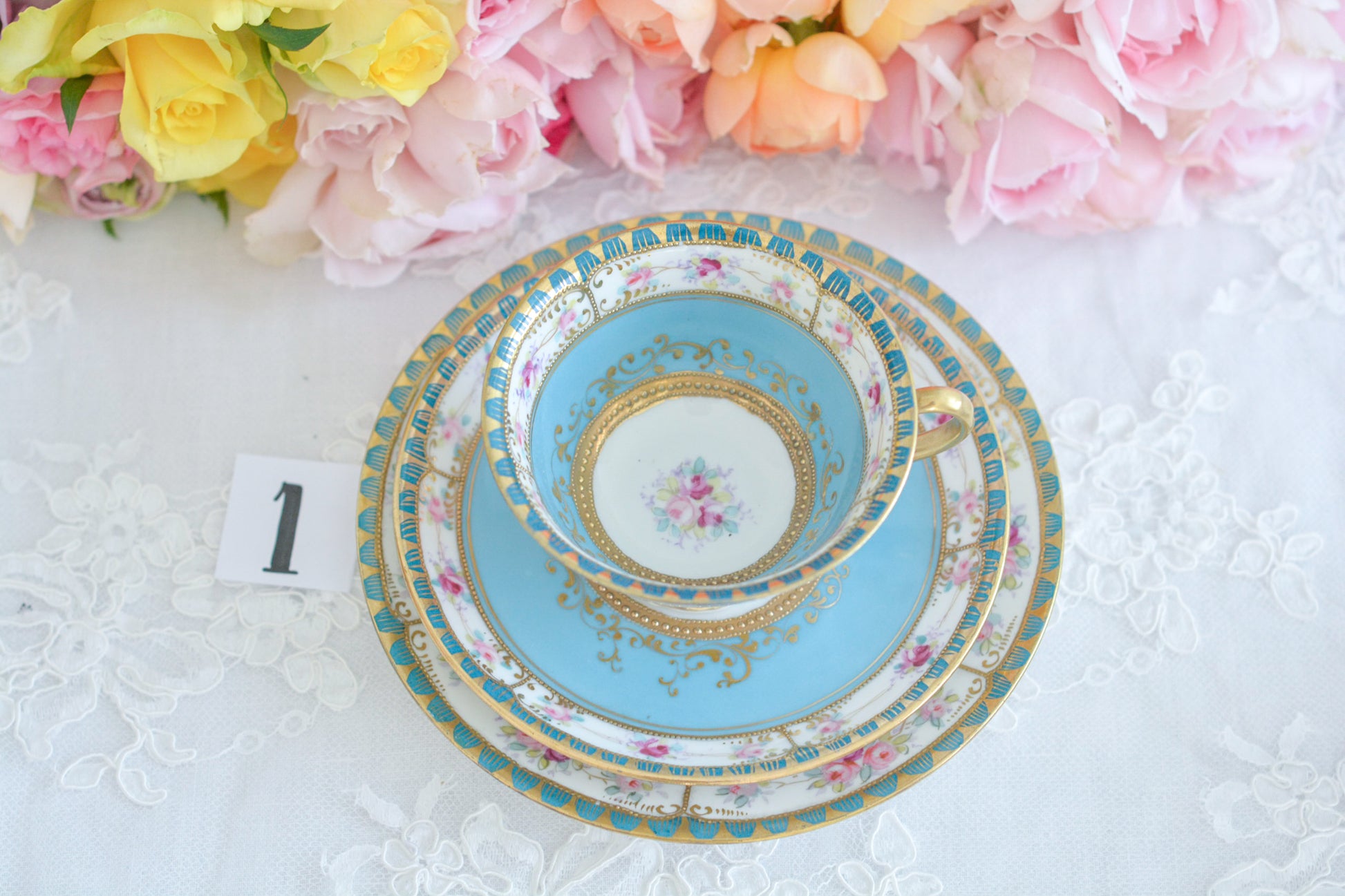 L&COという日本のメーカーのアンティーク里帰り品です。美しいターコイズブルーに金盛りの金彩、ハンドペイントで描かれた可憐なバラが上品なお品。1800年代後半頃からノリタケをはじめ日本からたくさんのメーカーが英国やアメリカに陶磁器を輸出していました。L&COは英国の老舗デパートリバティで販売されていたと言われています。キラキラしたティーセットがデパートに並べられている風景は、当時の人々の目と心を楽しませていたことでしょう。オールドニッポンの美しいティーカップでティータイムをお楽しみください。