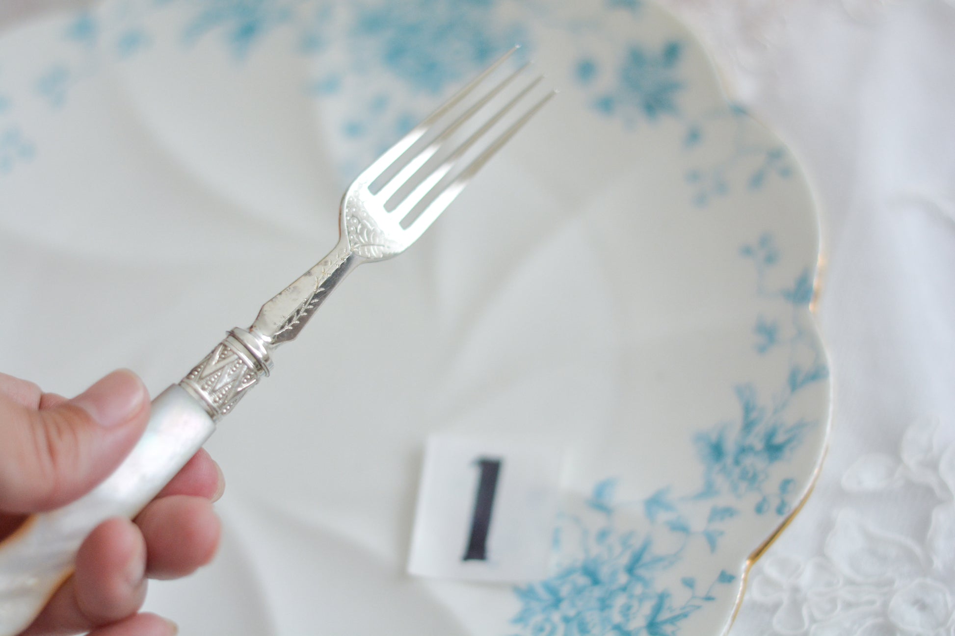 白蝶貝ハンドルと人気の丸刃のカトラリー。こちらは白蝶貝にも手彫りで模様が彫られています。シルバープレートのブレードに少しスレが見られます(状態を考慮した価格になっております)が、白蝶貝の優しい輝きと繊細な模様がとても美しいお品です。こちらは1組(フォークとナイフ2本セット)からご購入いただけます。①〜③からお選びください。