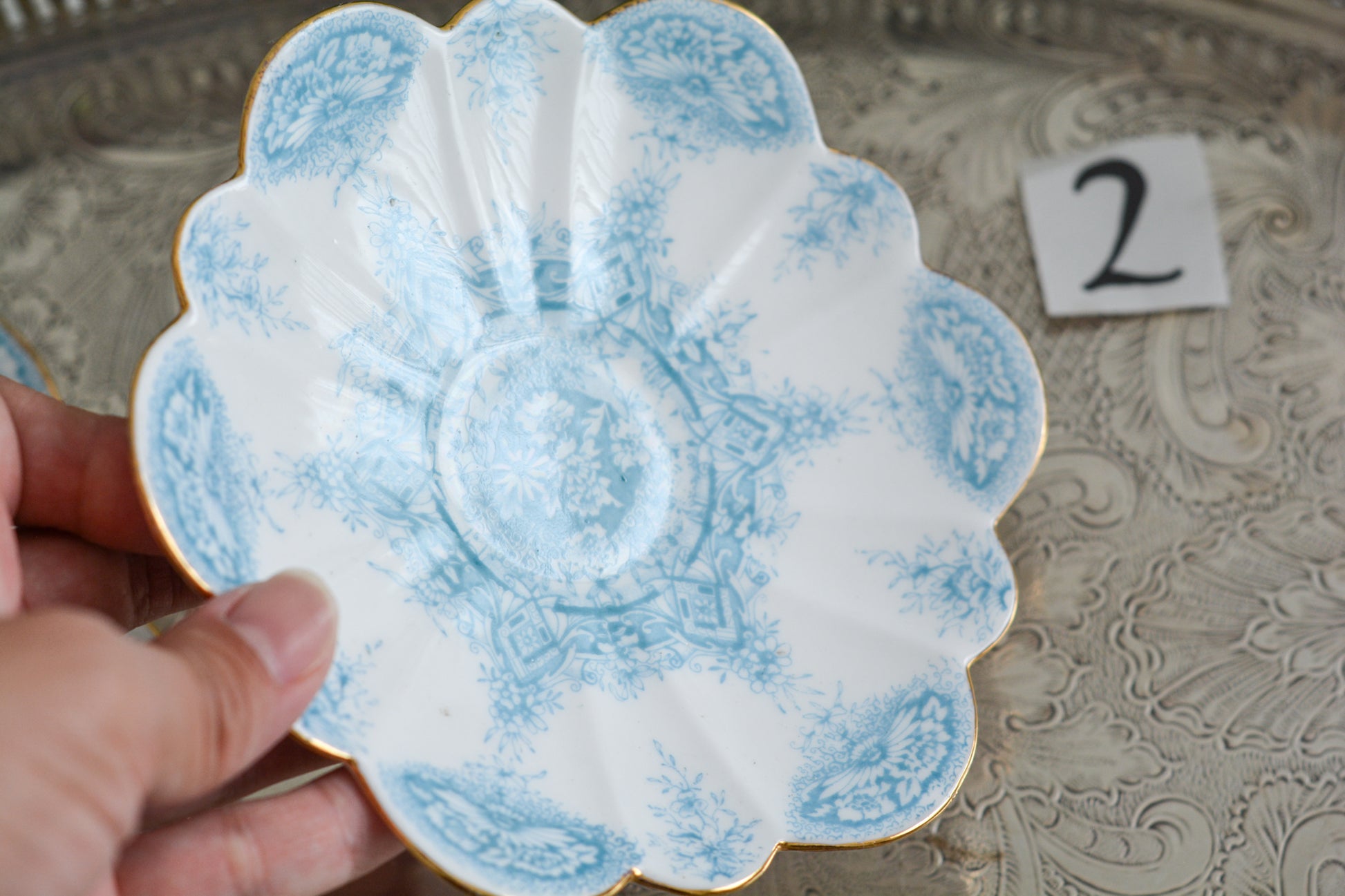 シェリーの前身、ワイルマンのパラダイスパターン貴重なティートリオです。このパラダイスパターンは、1890年に発表されたもので、ターコイズブルーの繊細な模様が大変美しいお品です。シェイプはデイジーシェイプと言われるシェイプで、美しい形にカップのハンドルも大変凝った作りになっています。探すのがとても困難なパラダイスパターンでぜひティータイムをお楽しみください。  こちらは①と②で状態が異なるため、コンディションをご確認いただき①〜②からお選びください。お揃いのプレートとミルクジャグも別で掲載しています。