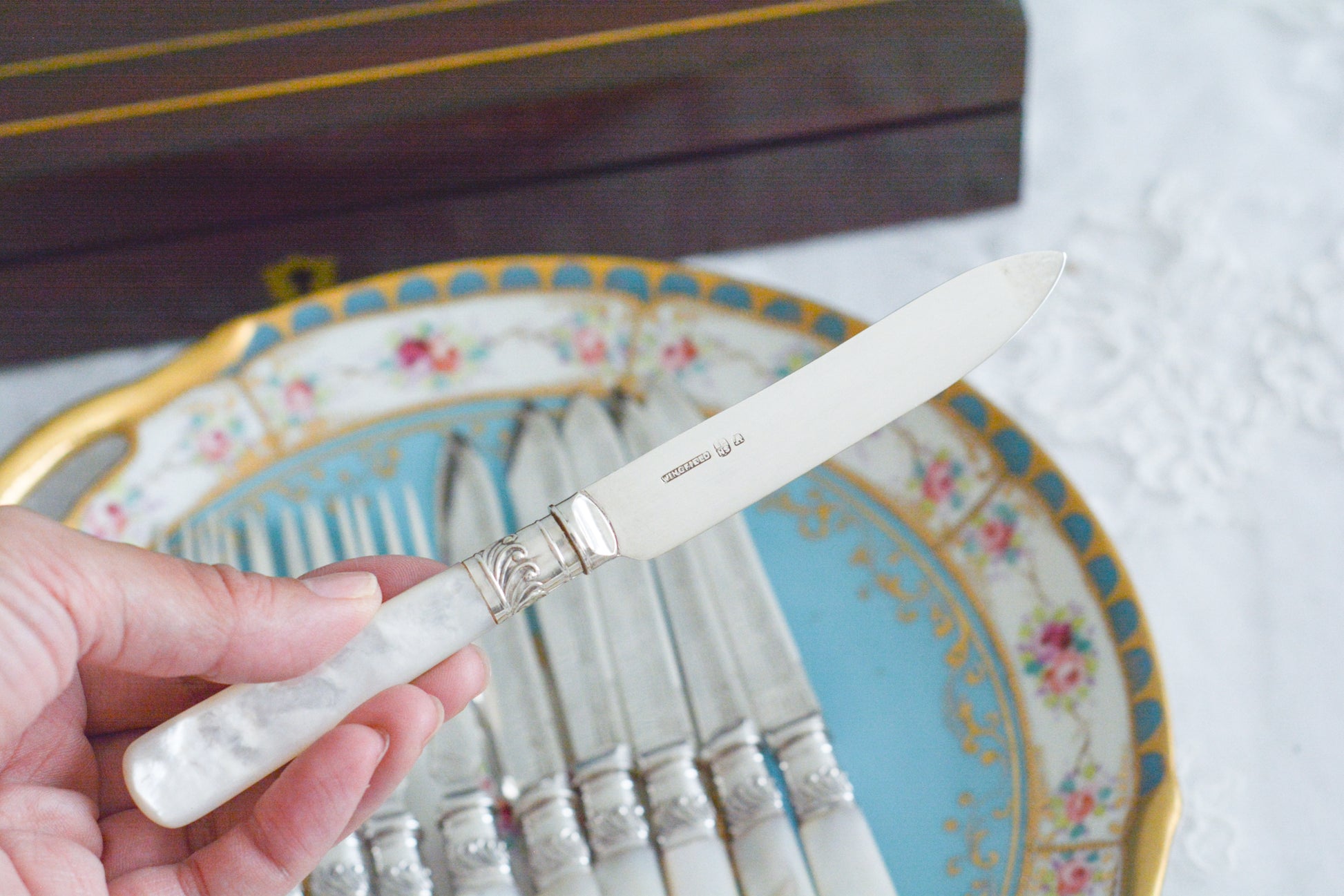 美しい木箱に入った白蝶貝ハンドルのデザートカトラリーセット。ディーラーさんから届いて開けてみると、当時の手紙が中に入っていてびっくりしました。結婚したお嬢様に宛てたお手紙です。大切なお嬢様の幸せを願ってご両親はこのカトラリーを贈られたのでしょう。持ち主は、大切に保管してもしかしたら未使用かもしれません。白蝶貝はマザーオブパールの名前の通り、真珠を生成する母貝です。子宝・子孫繁栄の象徴として、安産や子育てのお守りを願って白蝶貝ハンドルのカトラリーを結婚お祝いに贈ることが多かったのです。