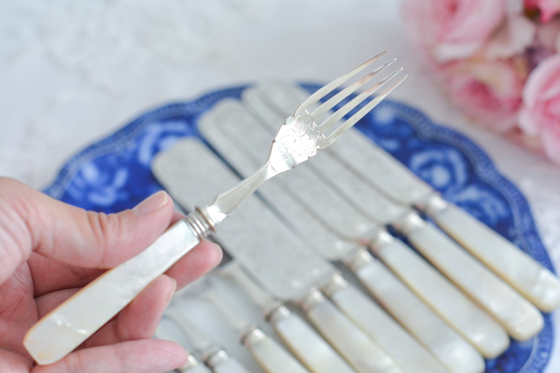 英国の人気メーカー、マッピン&ウェブの白蝶貝カトラリー。ティータイムにぴったりな丸刃のデザート(フルーツ)カトラリーです。豪華な彫刻が施されたカトラリーで、ハンドルも白蝶貝がたっぷり使われています。ハンドルは丸みがあるものが多いですが、こちらは角があるタイプでおしゃれです。白蝶貝の輝きもお楽しみいただけます。