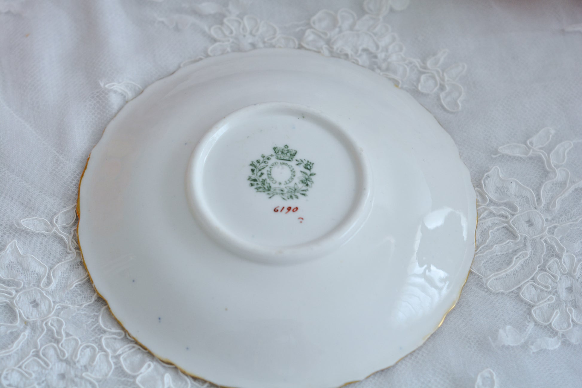 コープランドギャレットの1833年〜1847年頃に作られた貴重なカップ&ソーサーです。コープランド&ギャレット社は14年ほどしか稼働していなかったのですが、この時に作られたカップは優美で、長い時を経た現代においても人々を魅了しています。こちらのカップも優美なシェイプ、ハンドペイントで描かれた花々は上品で美しく見惚れてしまうほど。長い年月を経てやってきてくれた美しいカップをぜひご覧ください。