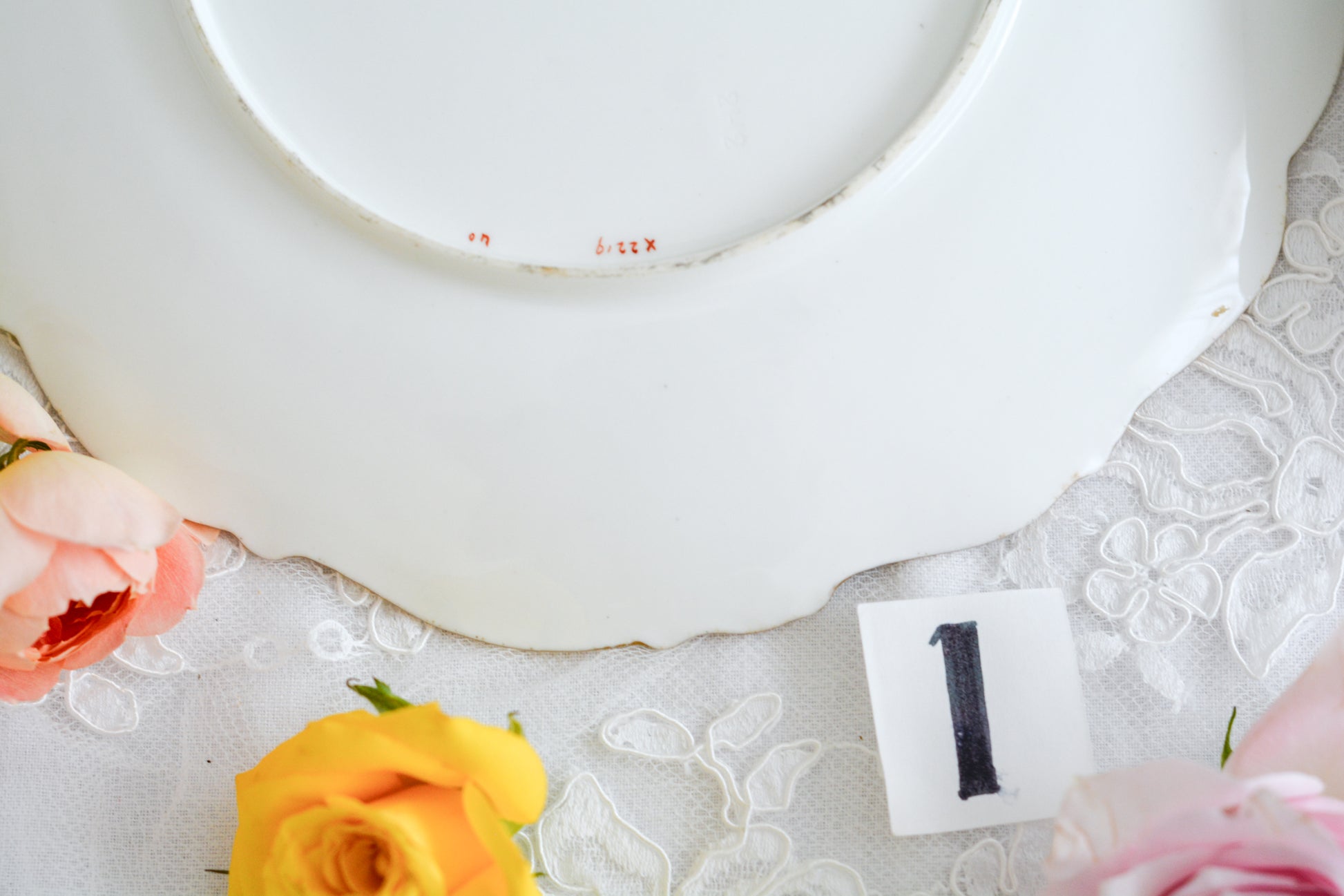 コールポートのアップルグリーンの美しいプレート。手描きで描かれた上品なお花に、金盛りの金彩が大変豪華です。デザートにはもちろん、サービング用としても活躍してくれそうです。こちらは2枚在庫がございます。ハンドペイントのため、描かれているお花も1点1点異なります。①〜②からお選びください。