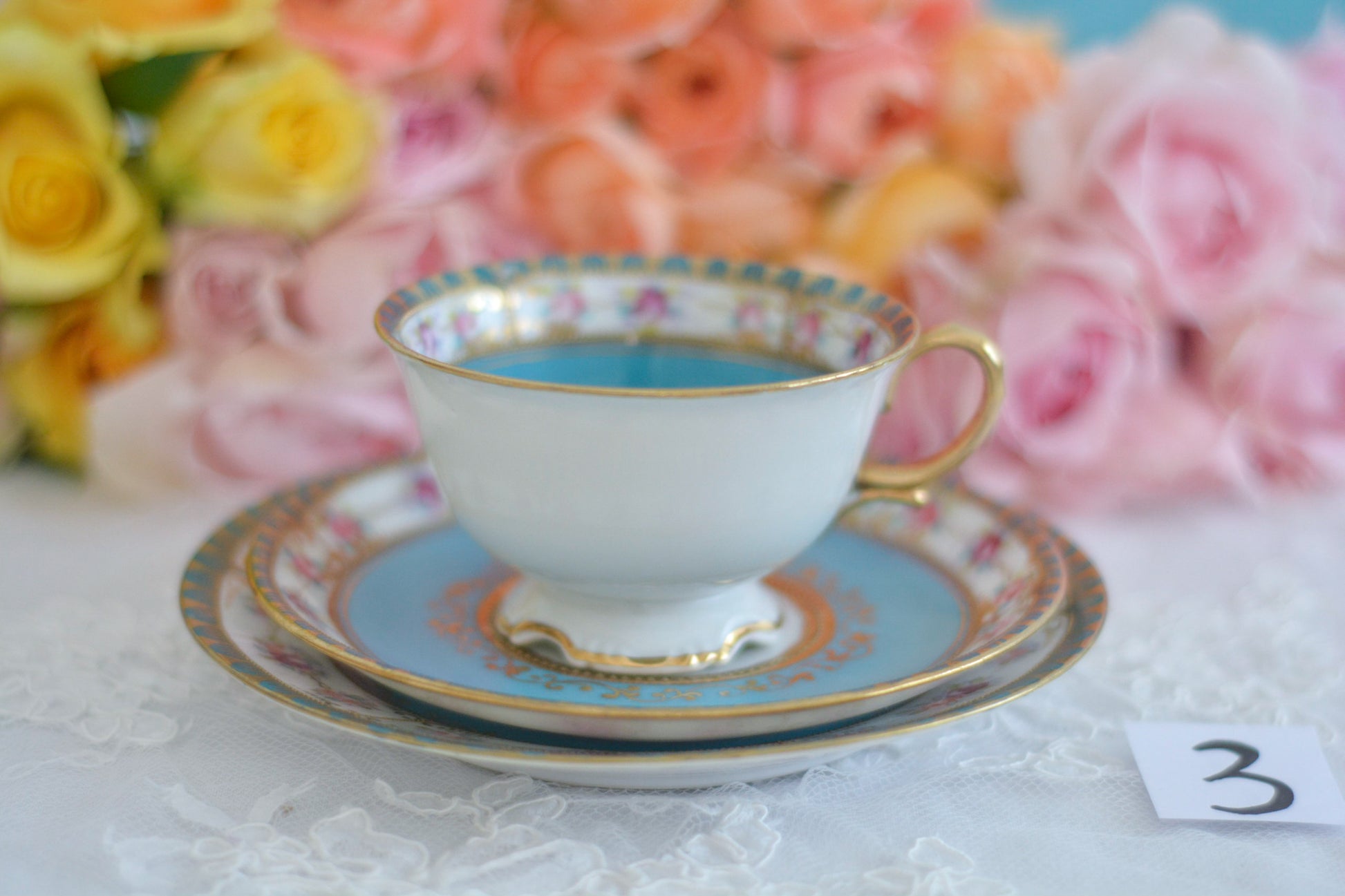L&COという日本のメーカーのアンティーク里帰り品です。美しいターコイズブルーに金盛りの金彩、ハンドペイントで描かれた可憐なバラが上品なお品。1800年代後半頃からノリタケをはじめ日本からたくさんのメーカーが英国やアメリカに陶磁器を輸出していました。L&COは英国の老舗デパートリバティで販売されていたと言われています。キラキラしたティーセットがデパートに並べられている風景は、当時の人々の目と心を楽しませていたことでしょう。オールドニッポンの美しいティーカップでティータイムをお楽しみください。